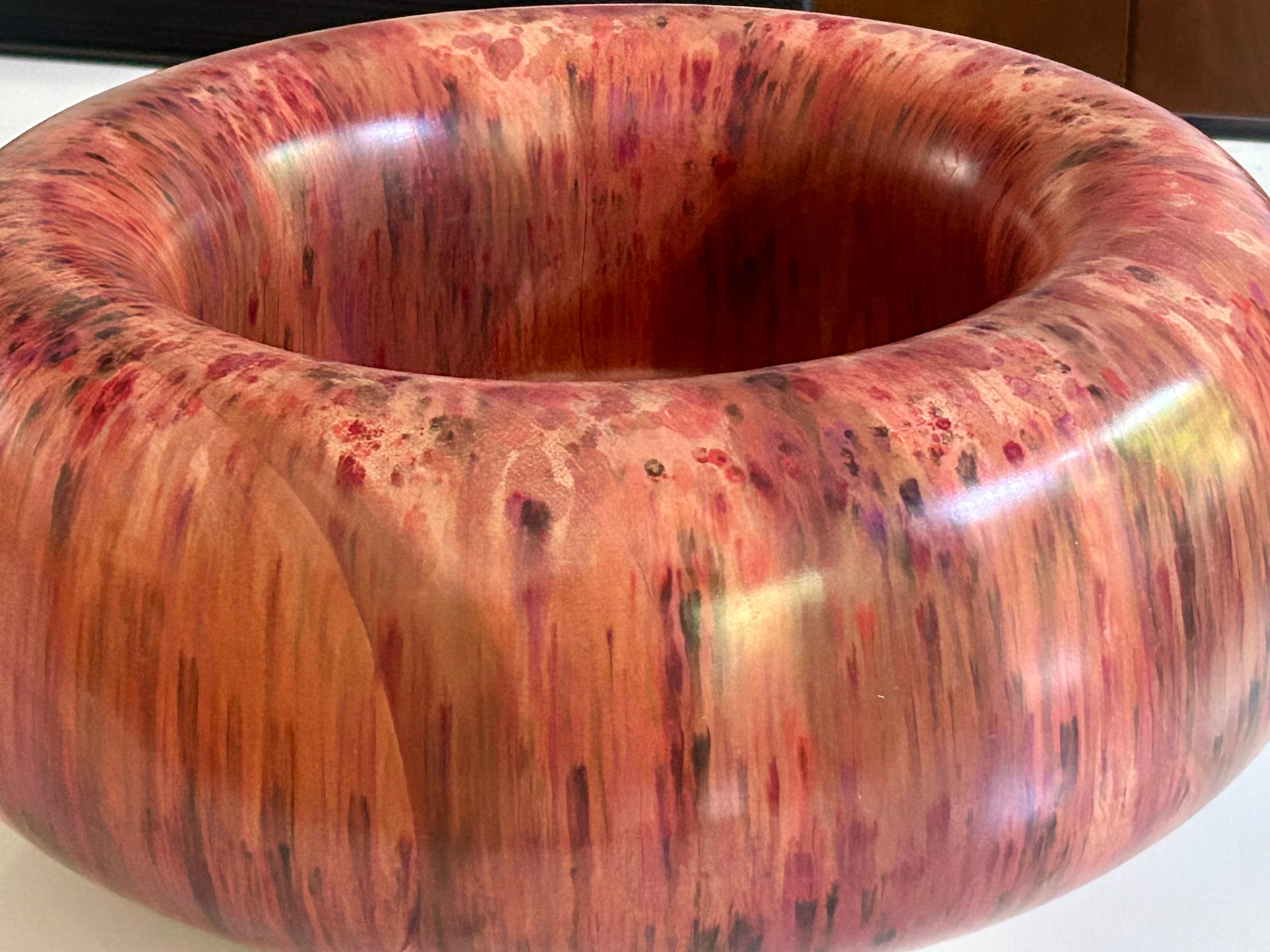 Oggetto d'arte originale / ciotola.
Forma a pezzetti. 
Legno intagliato e tornito in policromia.
Macchia unica nel suo genere.
Firmato in basso 