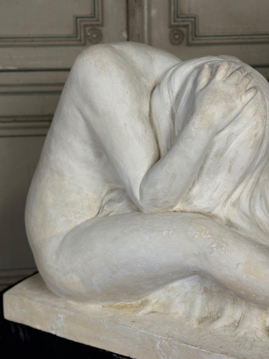XX secolo Gesso da studio di grandi dimensioni, Giovane donna nuda, firma sulla base in vendita