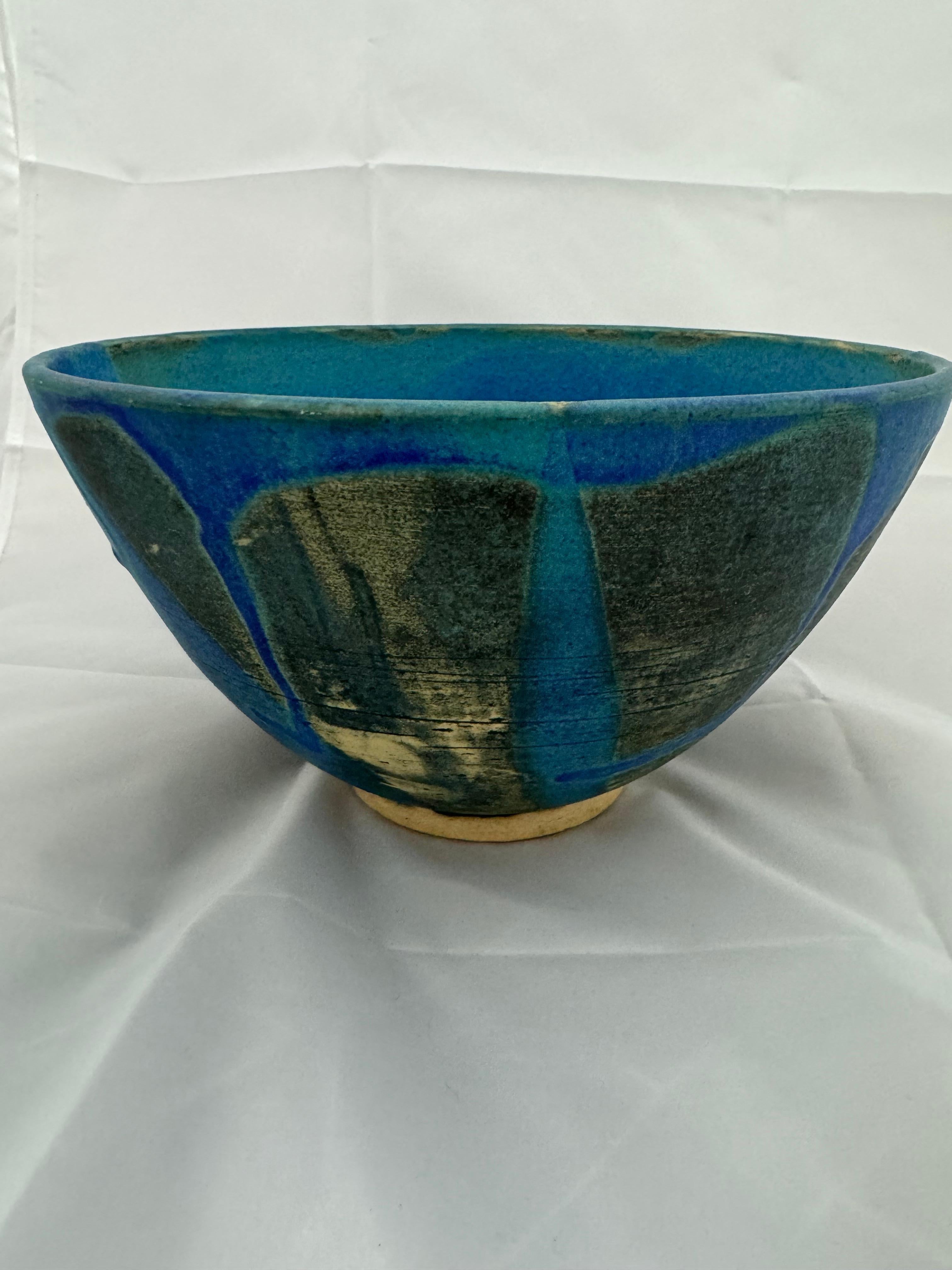 Great Pottery bowl with multiple options for use. 
