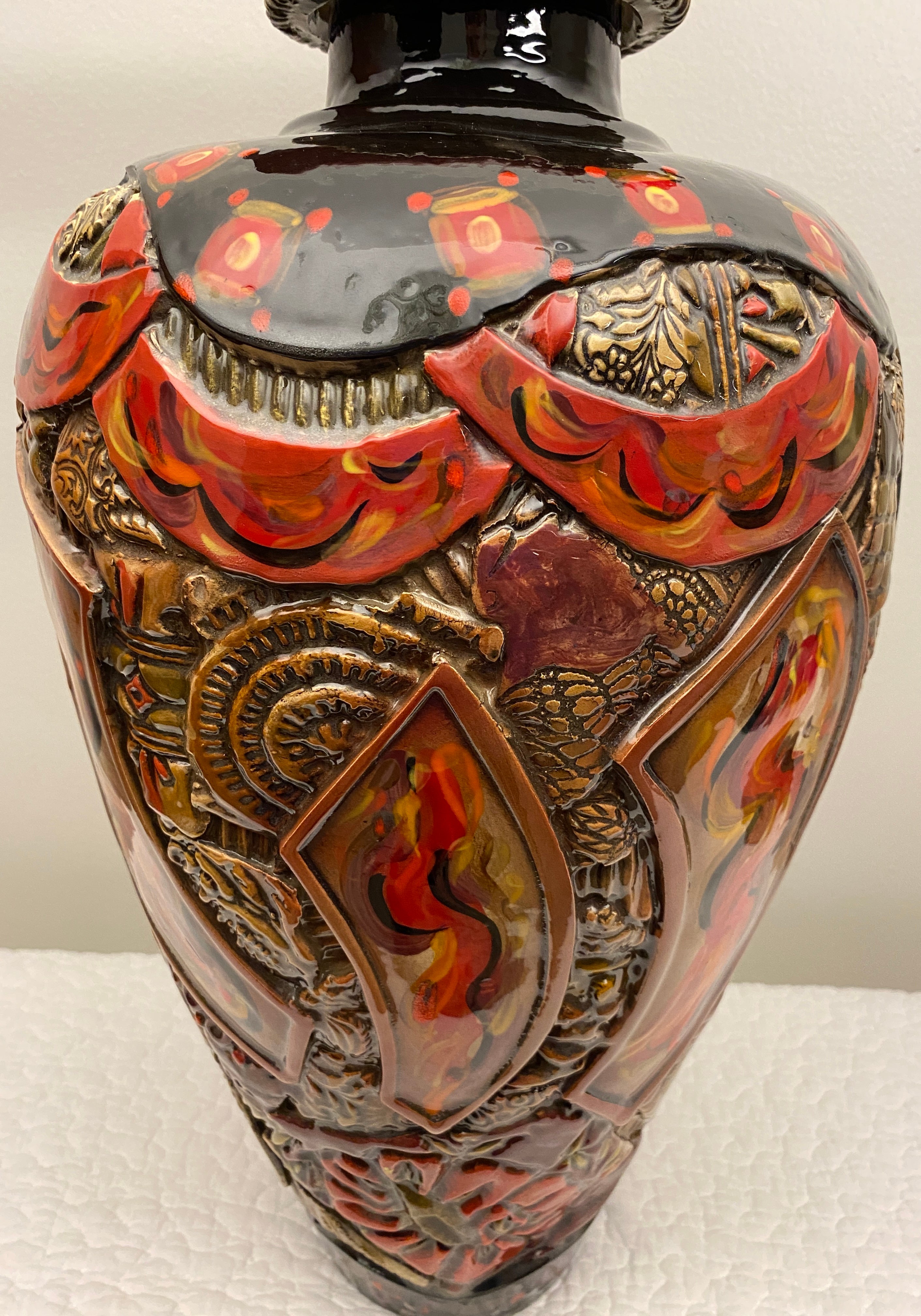 Große Vase oder Gefäß von Studio Pottery im japanischen Stil. Diese große Keramikvase im japanischen Stil ist handgefertigt im organischen, zeitgenössischen, Vintage- und Mid-Century Modern-Stil.

Extra große Bodenvase mit schmalem Boden.
