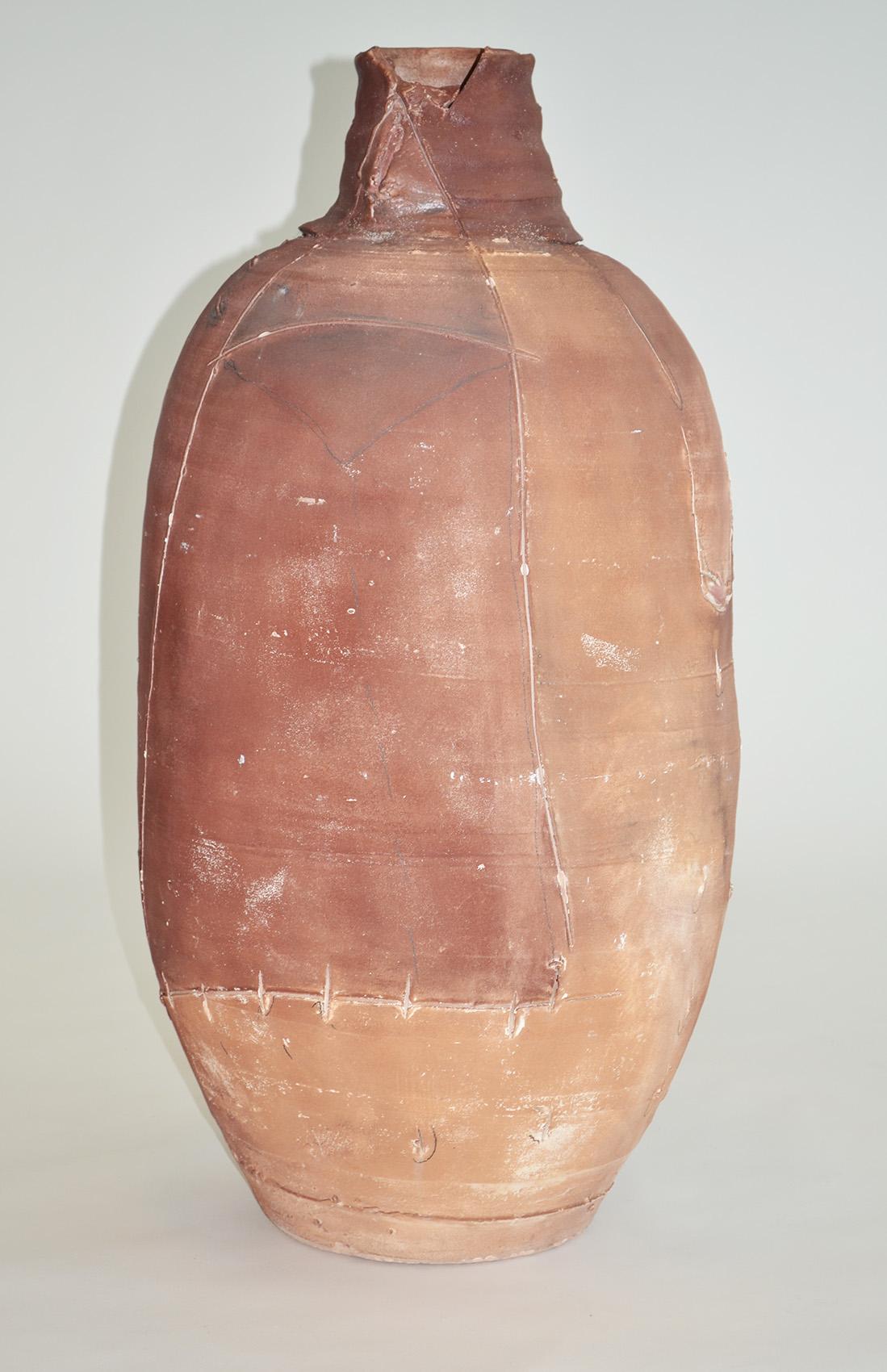 Grande scultura a forma di vaso in gres di Studio Pottery, Francia anni '80
Grande scultura in gres dello Studio Pottery pesantemente lavorata e decorata. Questa imponente urna, vaso o recipiente in studio Pottery di 34 pollici è nello stile di