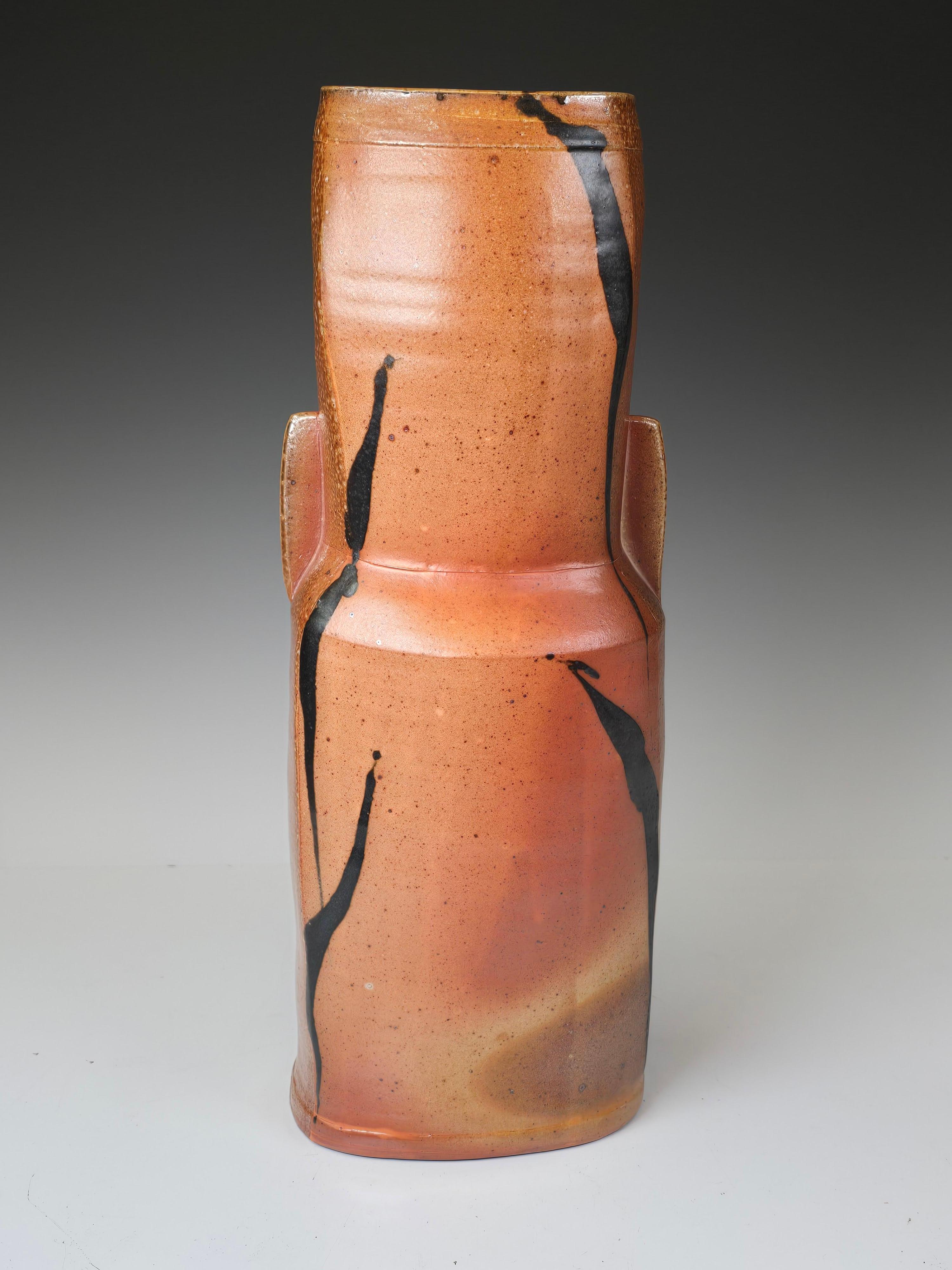Splendido vaso di grandi dimensioni in Studio Pottery dell'artista virginiana Marlene Jack.  Ha studiato con Warren MacKenzie e Chris Hoard ed è stata molto influenzata dall'estetica orientale.  I suoi vasi sono molto architettonici, con strati di