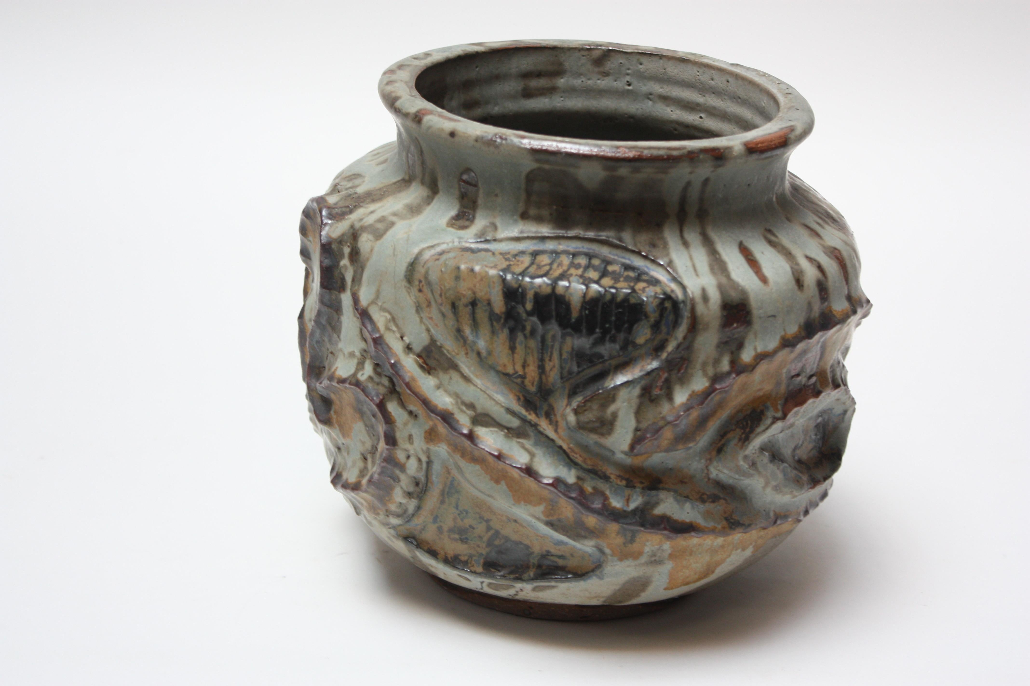 Großes, dekoratives Pflanzgefäß oder Vase aus Steingut vom englischen Keramiker David Lane's von Abington Pottery. Dieses Studio-Stück aus dem Jahr 1959 stammt aus der Zeit vor Abington und ist großformatig (9
