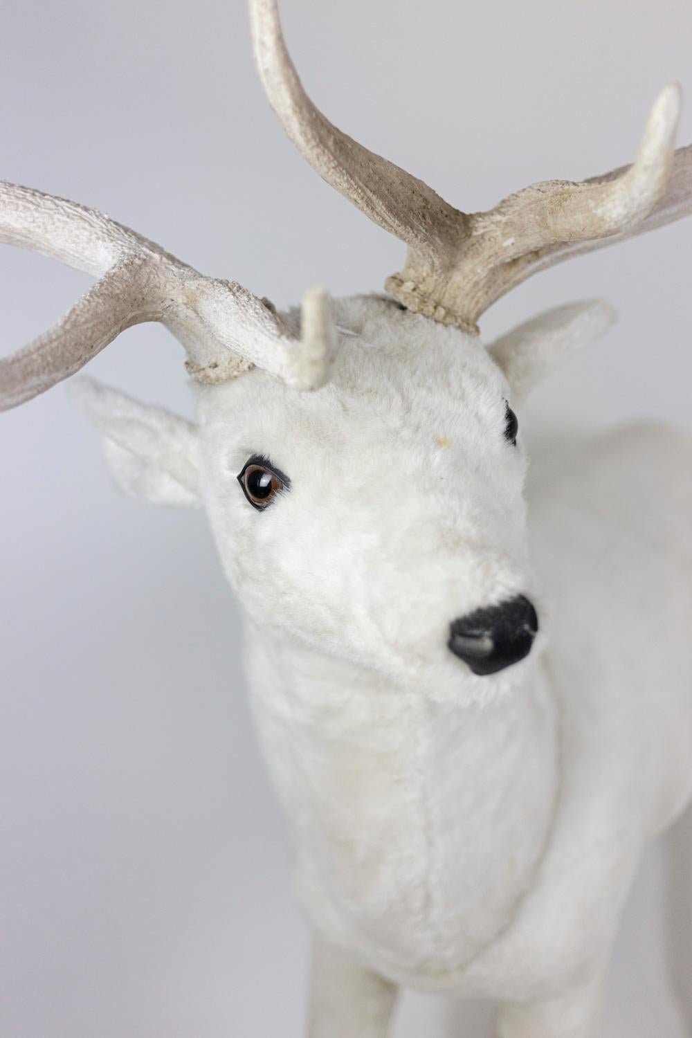 Large removable stuffed toy figuring a white deer. Deer antlers in resin.

Work realized in the 20th century.