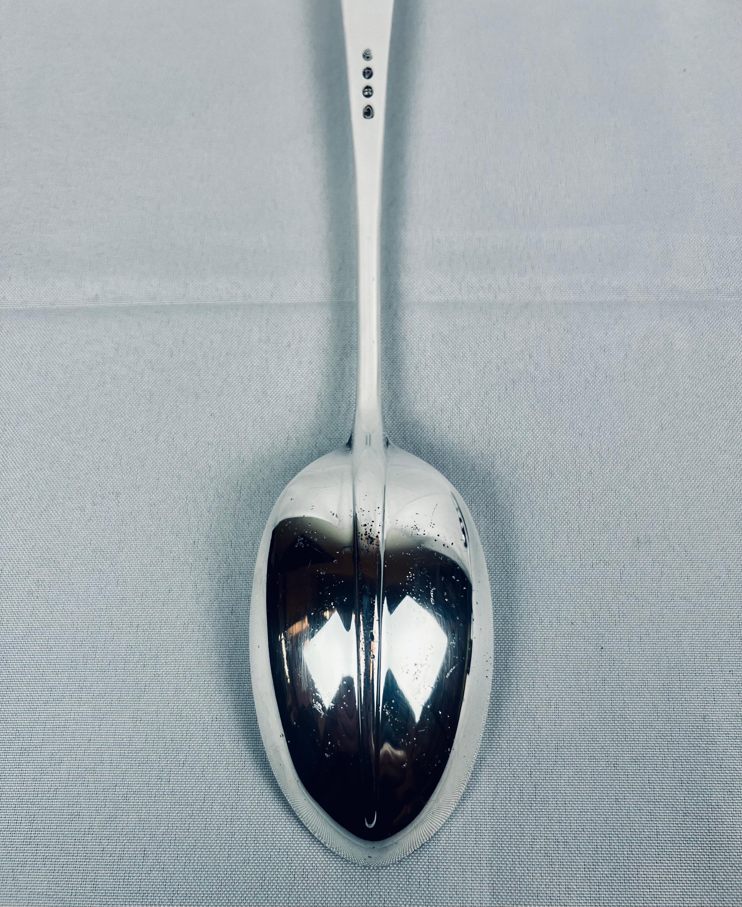 Grande cuillère à écouper par Gerity en métal argenté 13 po. Bon état - En vente à West Palm Beach, FL