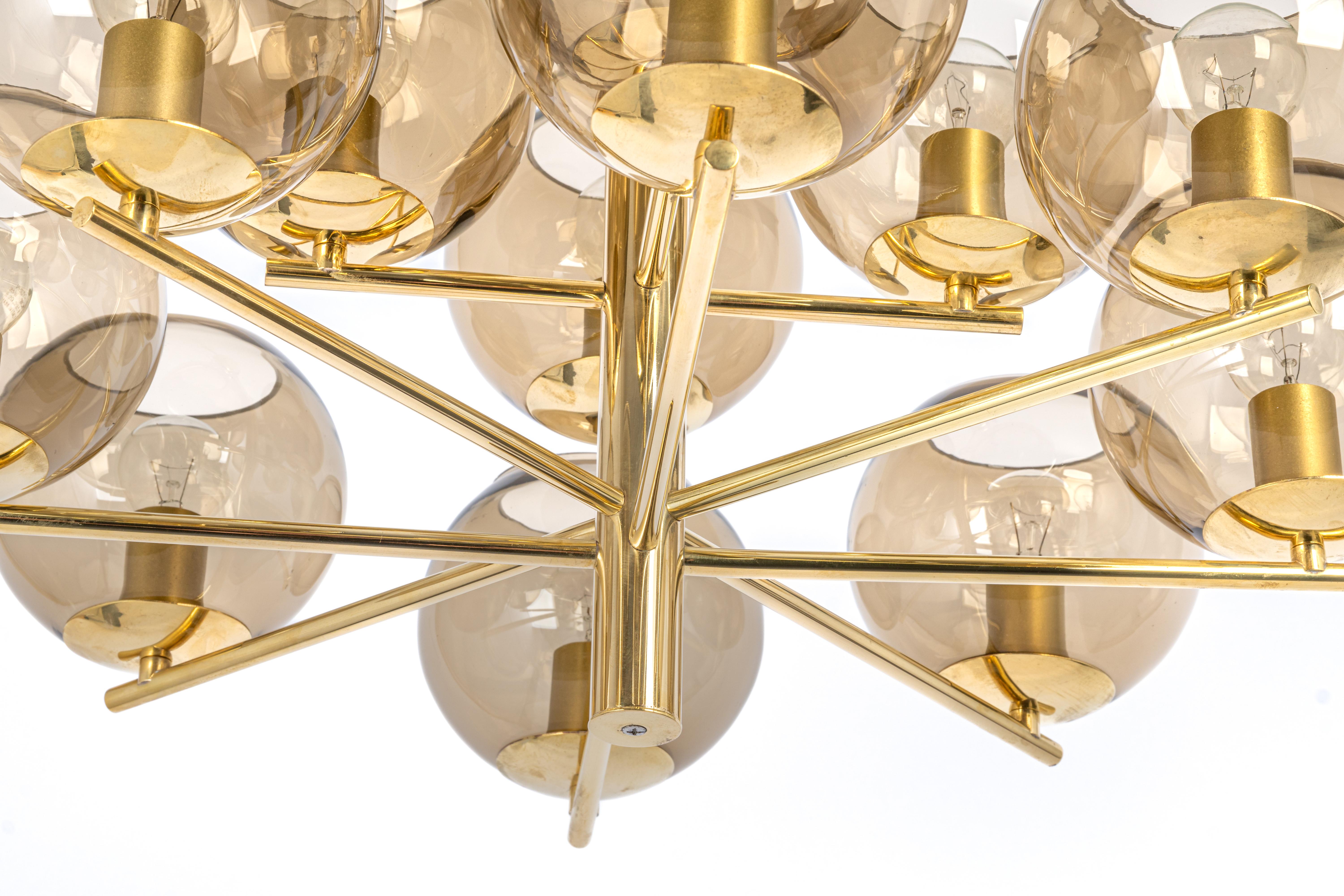 12-light brass chandelier in the style of Sciolari.
Smoked glass in a very beautiful smokey brown color.
Made with brass, best of the 1960s.

High quality and in very good condition. Cleaned, well-wired and ready to use. 

The fixture requires