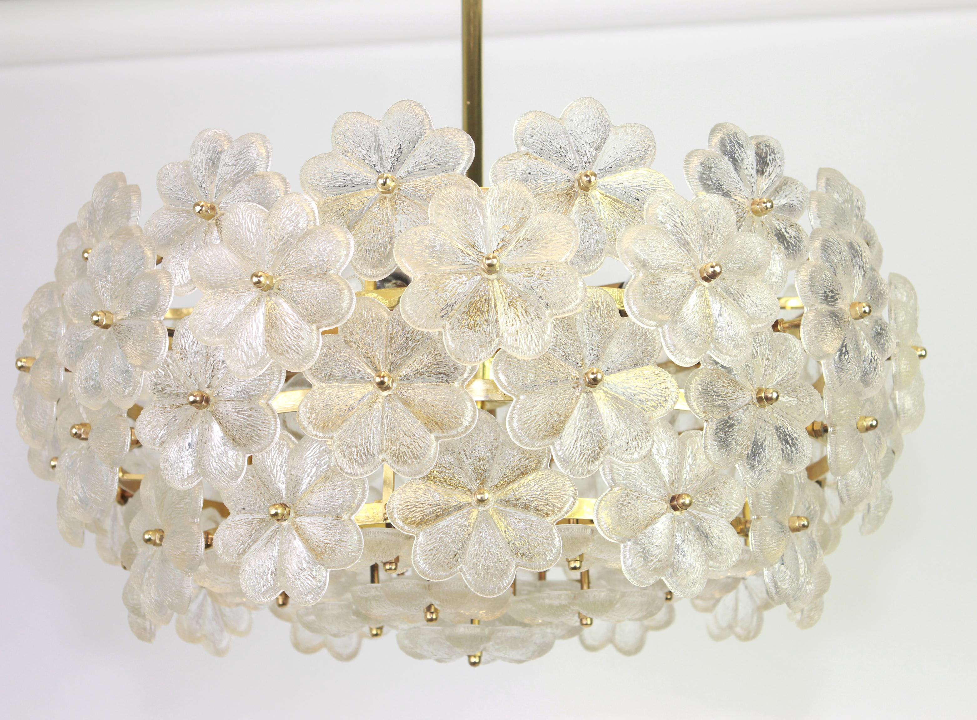 Large stunning chandelier with many Murano flower crystal glass over a brass frame, made by Ernst Palme in Germany, 1970s.
High quality and in very good condition. Cleaned, well-wired and ready to use. 

The chandelier requires 8 x E14 small