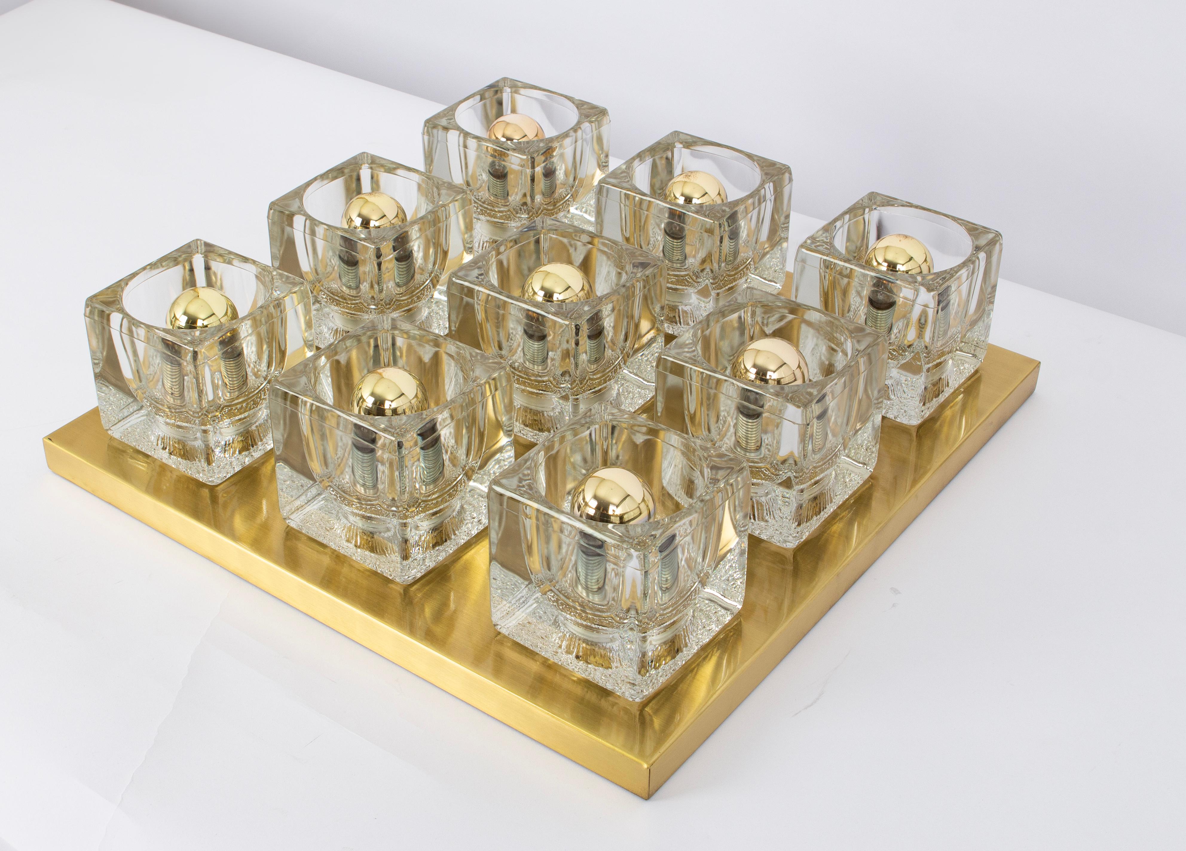 Fantastique affleurant du milieu du siècle par Peill & Putzler, Allemagne, fabriqué, circa 1970-1979. 
9 Verres cubiques sur une monture en laiton.
De haute qualité et en très bon état. Nettoyé, bien câblé et prêt à l'emploi. 
Superbe effet de