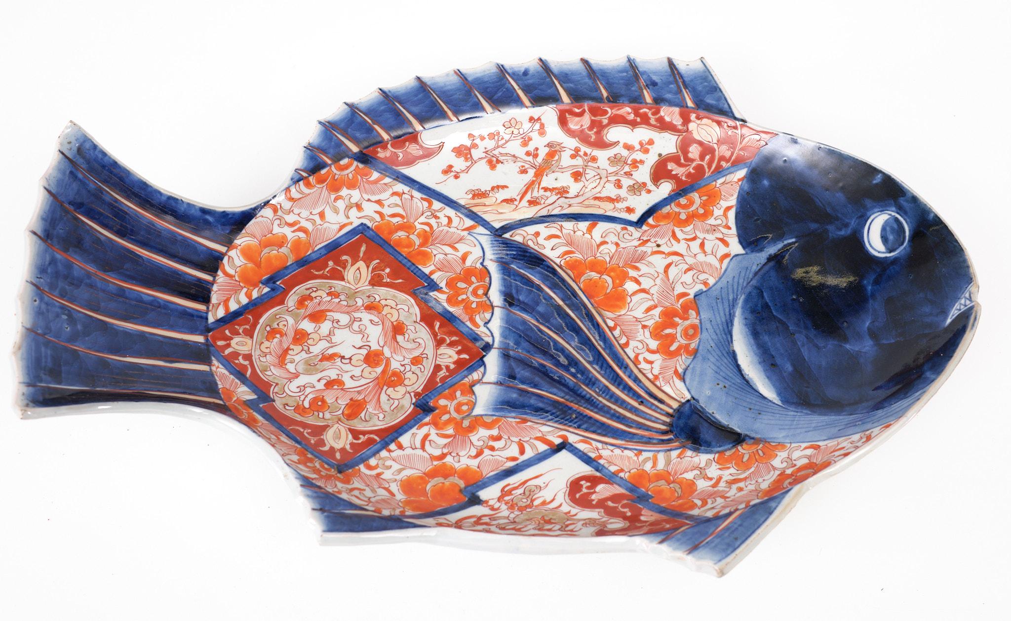 Large  Stunning Japanese Imari Fish Porcelain Plate  Meiji In Good Condition In Den Haag, NL