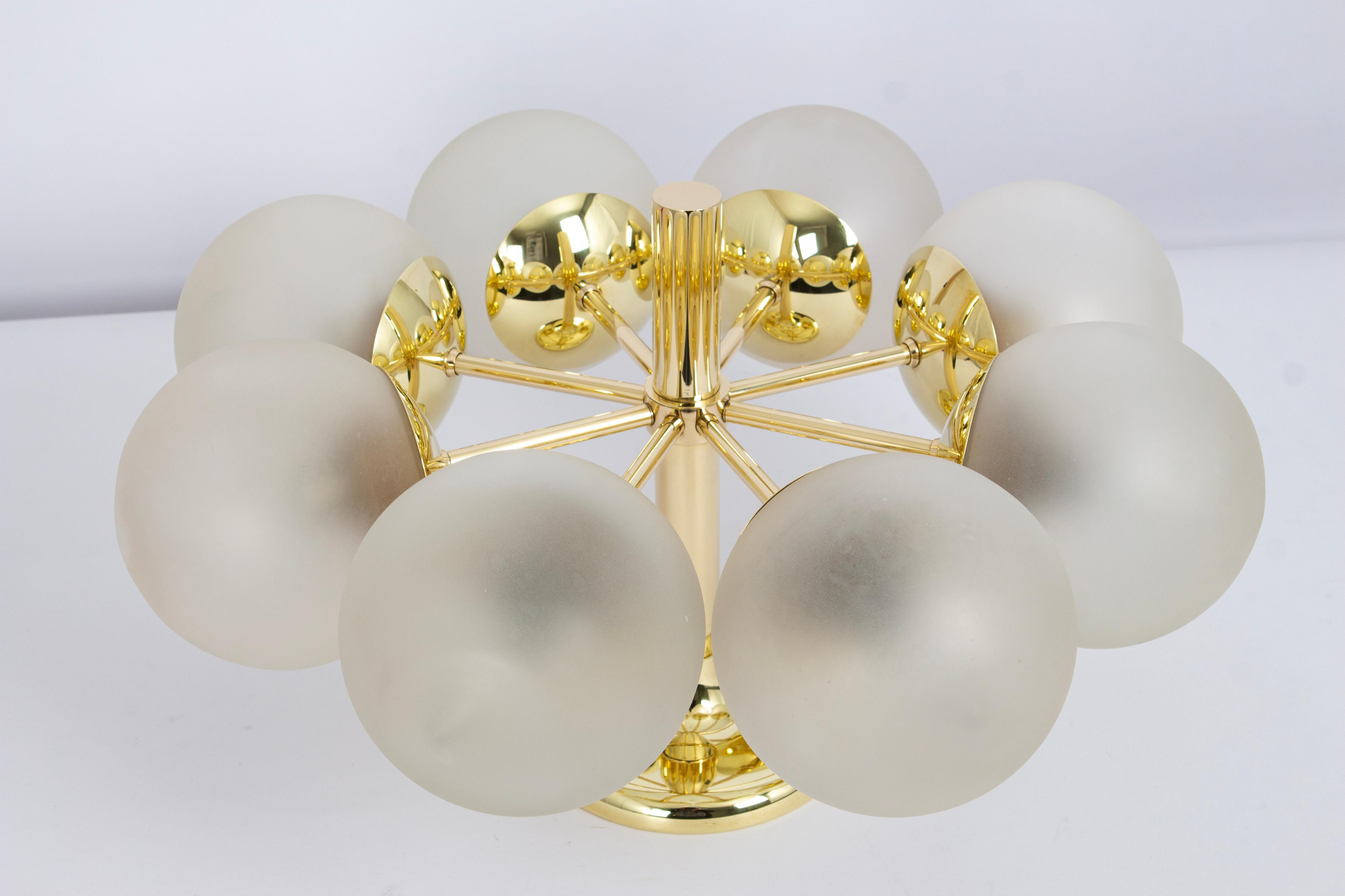 Superbe lustre Kaiser Sputnik à globes en verre dépoli, Allemagne, 1970 en vente 5