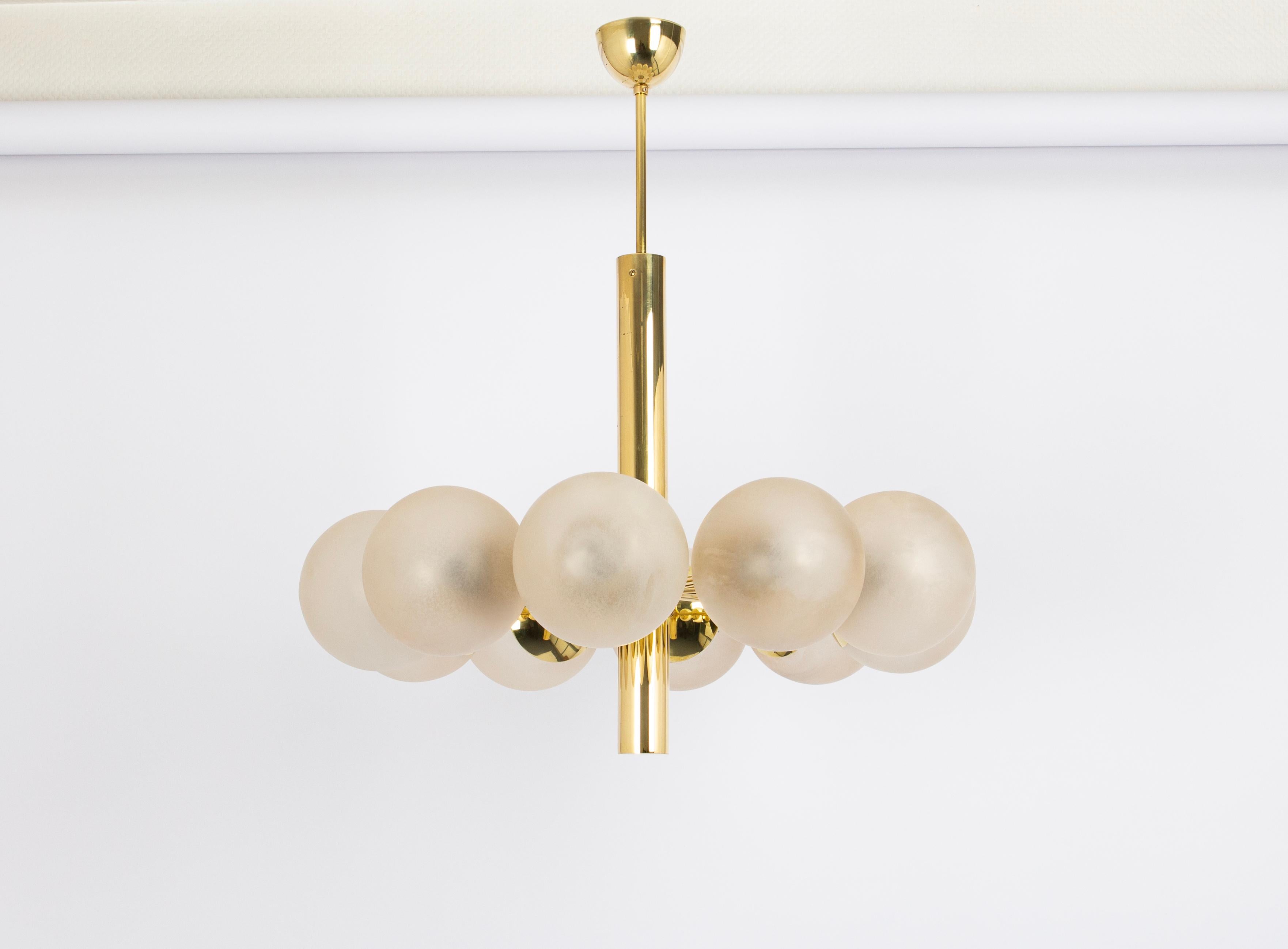 Superbe lustre Sputnik radial de couleur laiton avec huit globes en verre dépoli par Kaiser Leuchten, Allemagne, années 1960.
De haute qualité et en très bon état. Nettoyé, bien câblé et prêt à être utilisé.
Le luminaire nécessite 10 petites