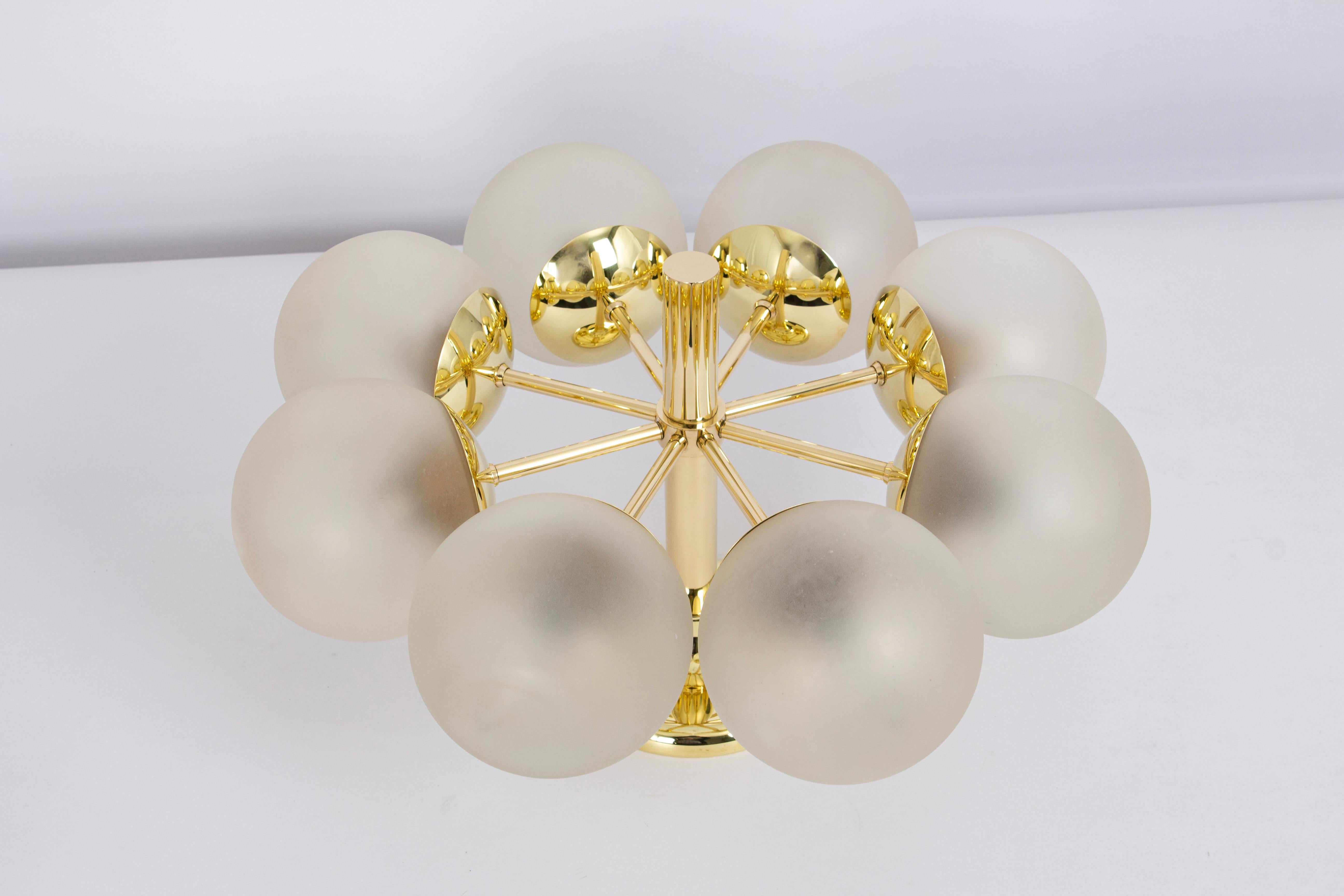 Superbe lustre Sputnik radial de couleur laiton avec huit globes en verre dépoli par Kaiser Leuchten, Allemagne, années 1960.
De haute qualité et en très bon état. Nettoyé, bien câblé et prêt à être utilisé.
Le luminaire nécessite 8 petites ampoules