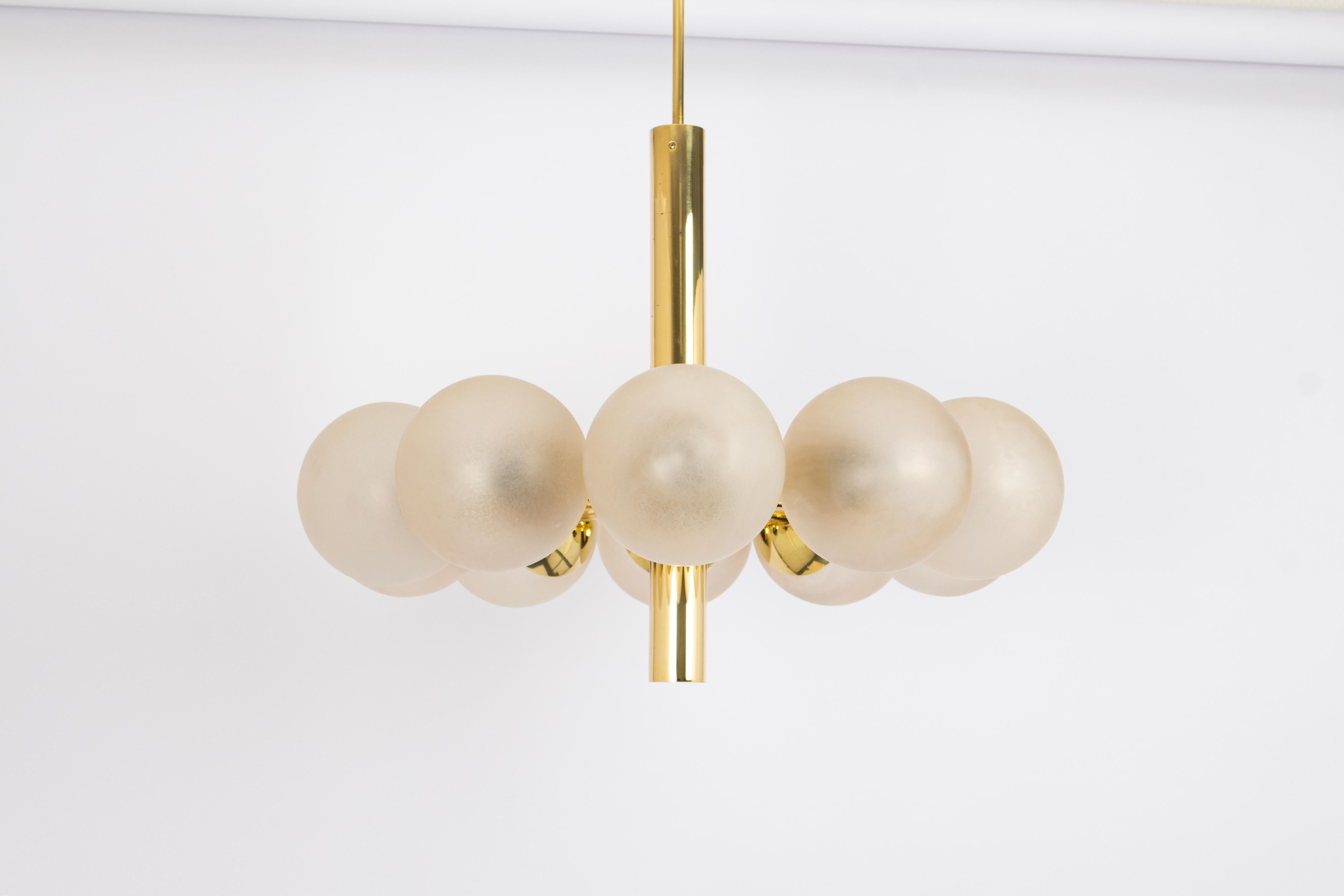 Mid-Century Modern Superbe lustre Kaiser Sputnik à globes en verre dépoli, Allemagne, 1970 en vente