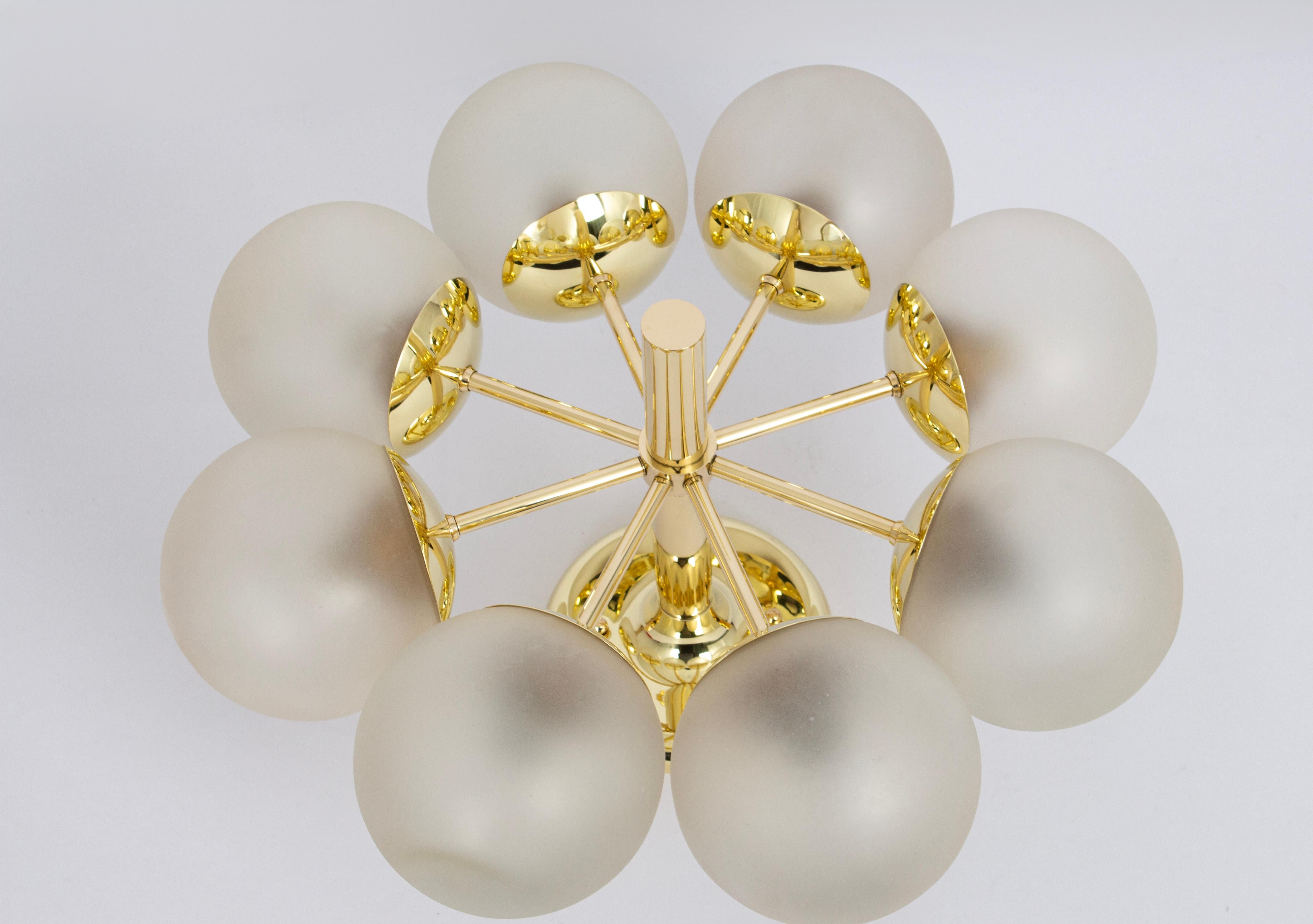 Mid-Century Modern Superbe lustre Kaiser Sputnik à globes en verre dépoli, Allemagne, 1970 en vente