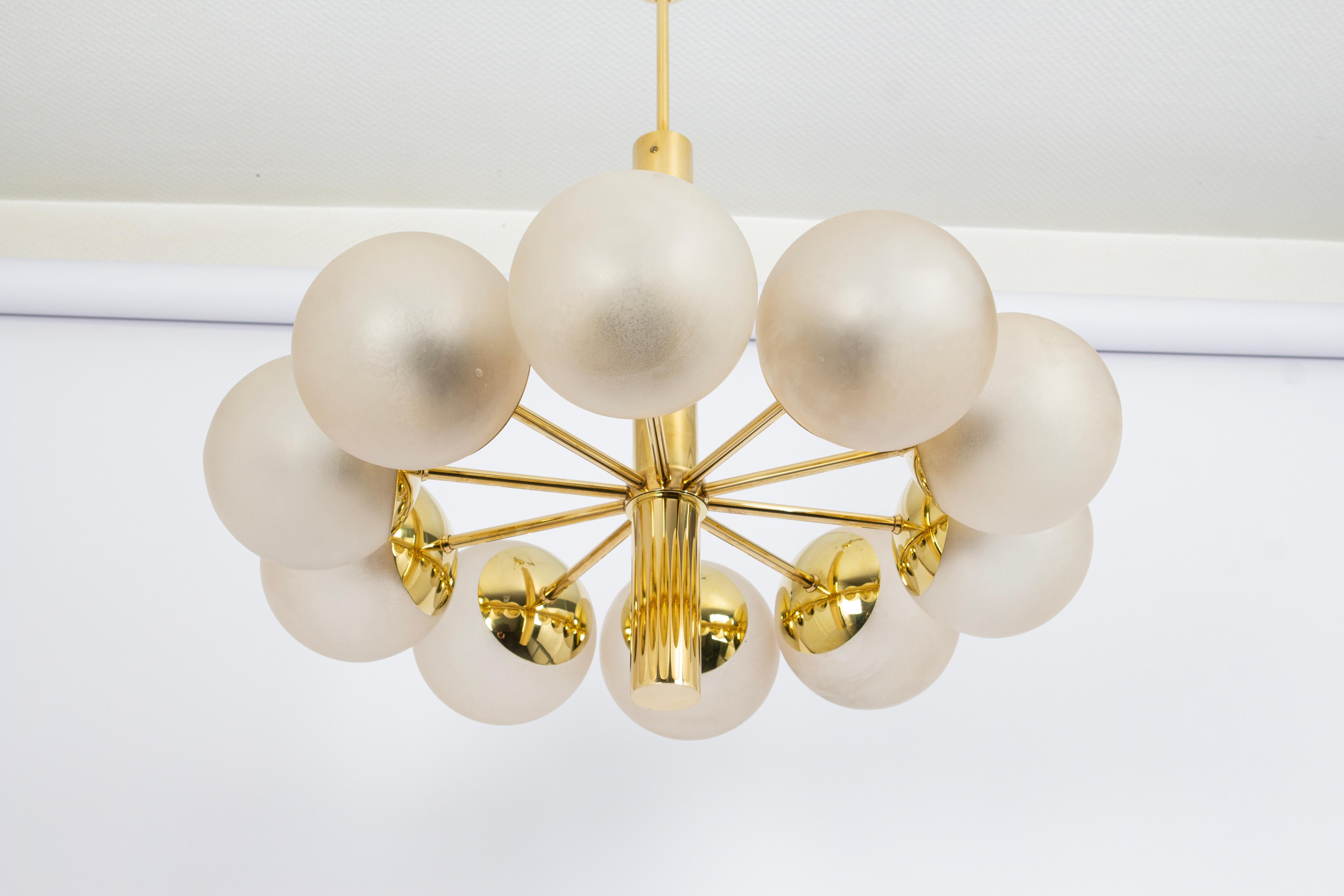 Allemand Superbe lustre Kaiser Sputnik à globes en verre dépoli, Allemagne, 1970 en vente