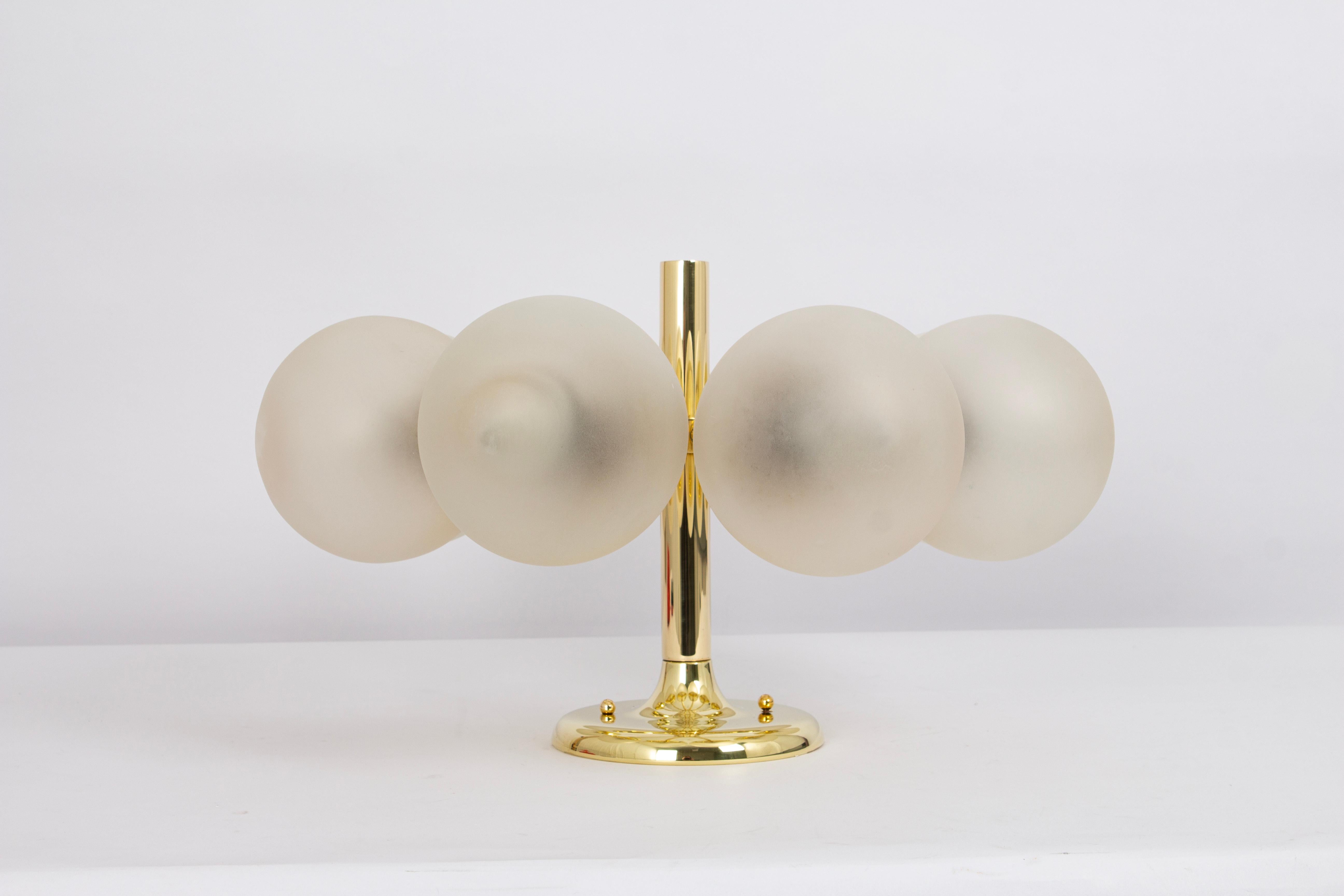 Allemand Superbe lustre Kaiser Sputnik à globes en verre dépoli, Allemagne, 1970 en vente
