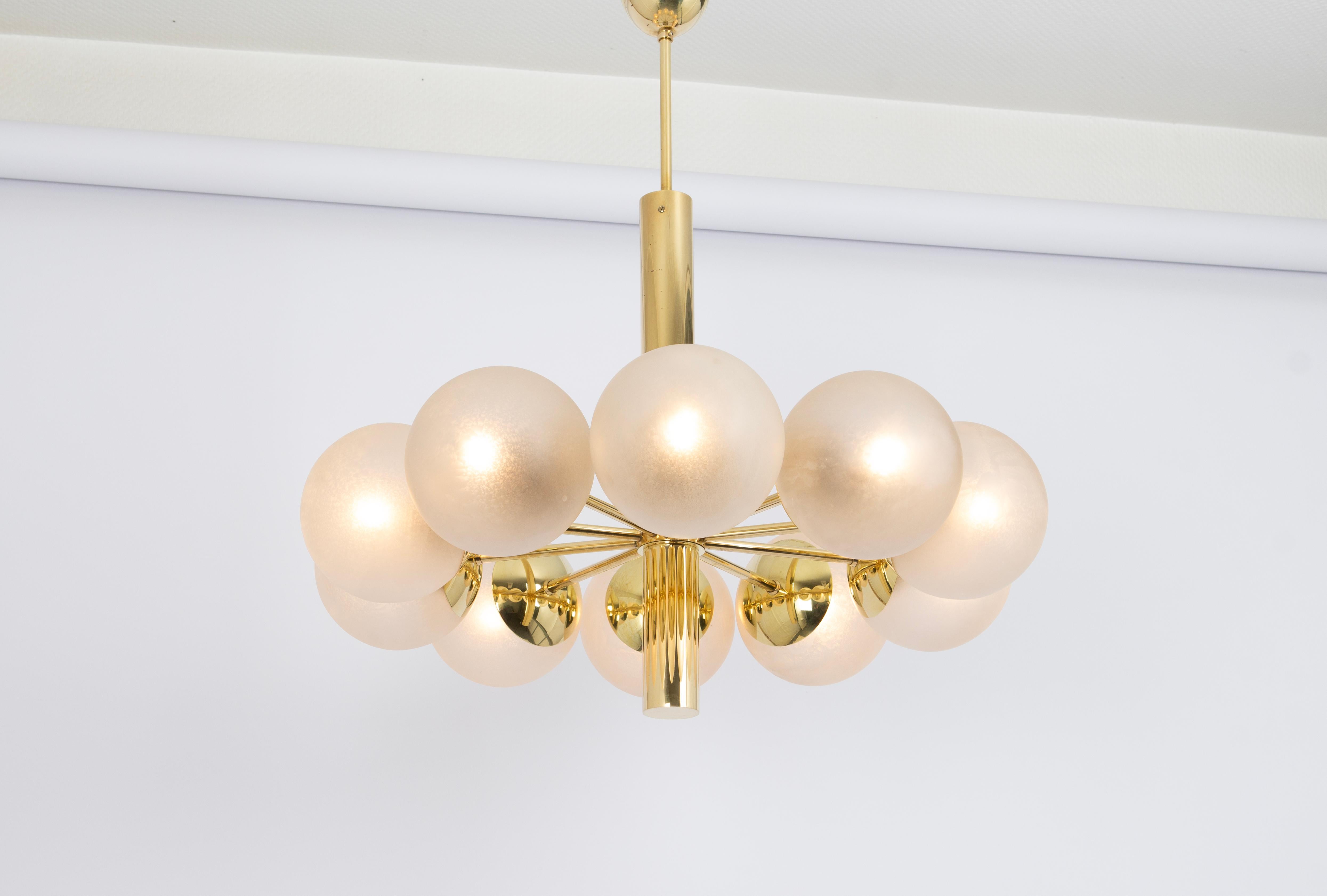 Superbe lustre Kaiser Sputnik à globes en verre dépoli, Allemagne, 1970 Bon état - En vente à Aachen, NRW