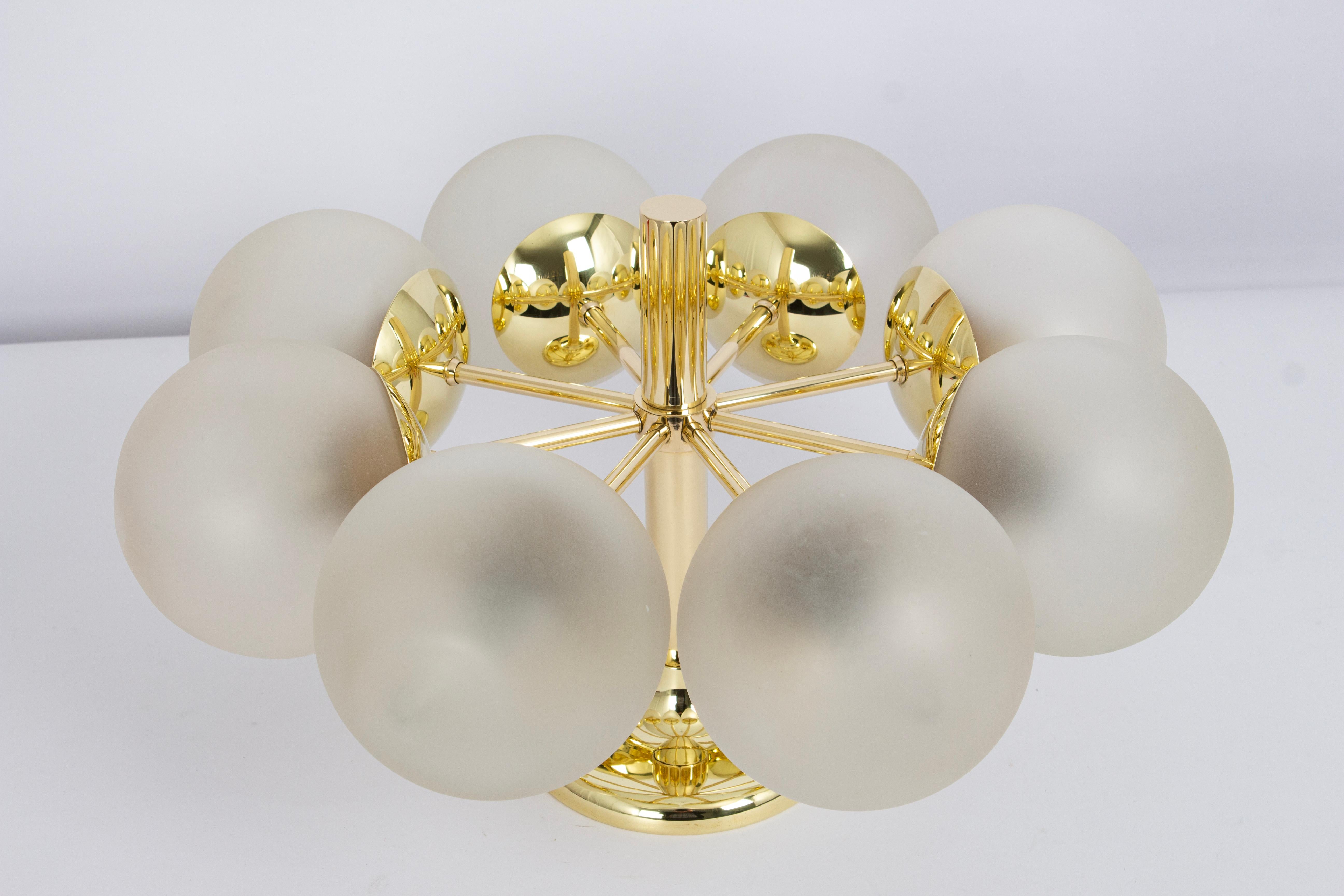 Fin du 20e siècle Superbe lustre Kaiser Sputnik à globes en verre dépoli, Allemagne, 1970 en vente