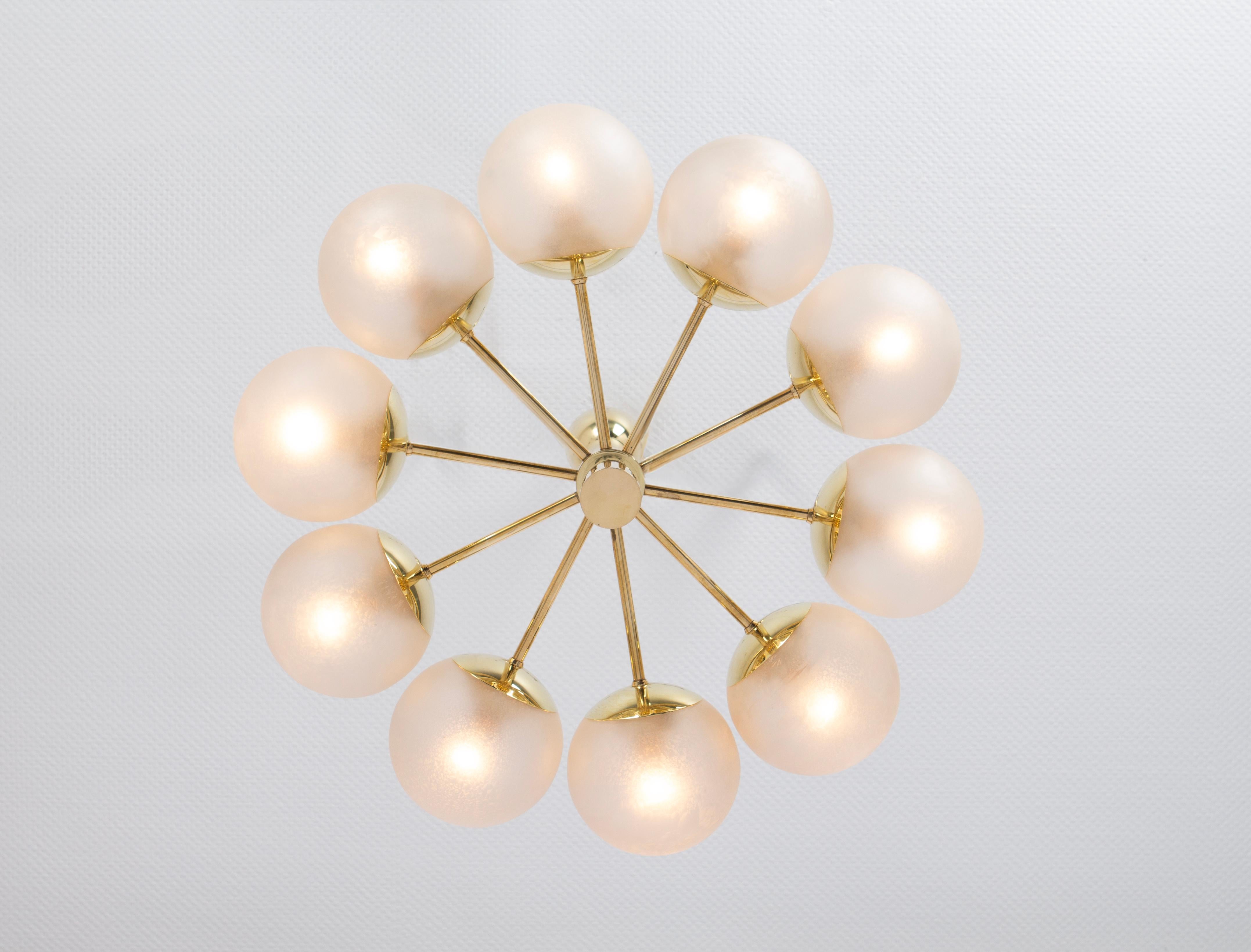 Laiton Superbe lustre Kaiser Sputnik à globes en verre dépoli, Allemagne, 1970 en vente