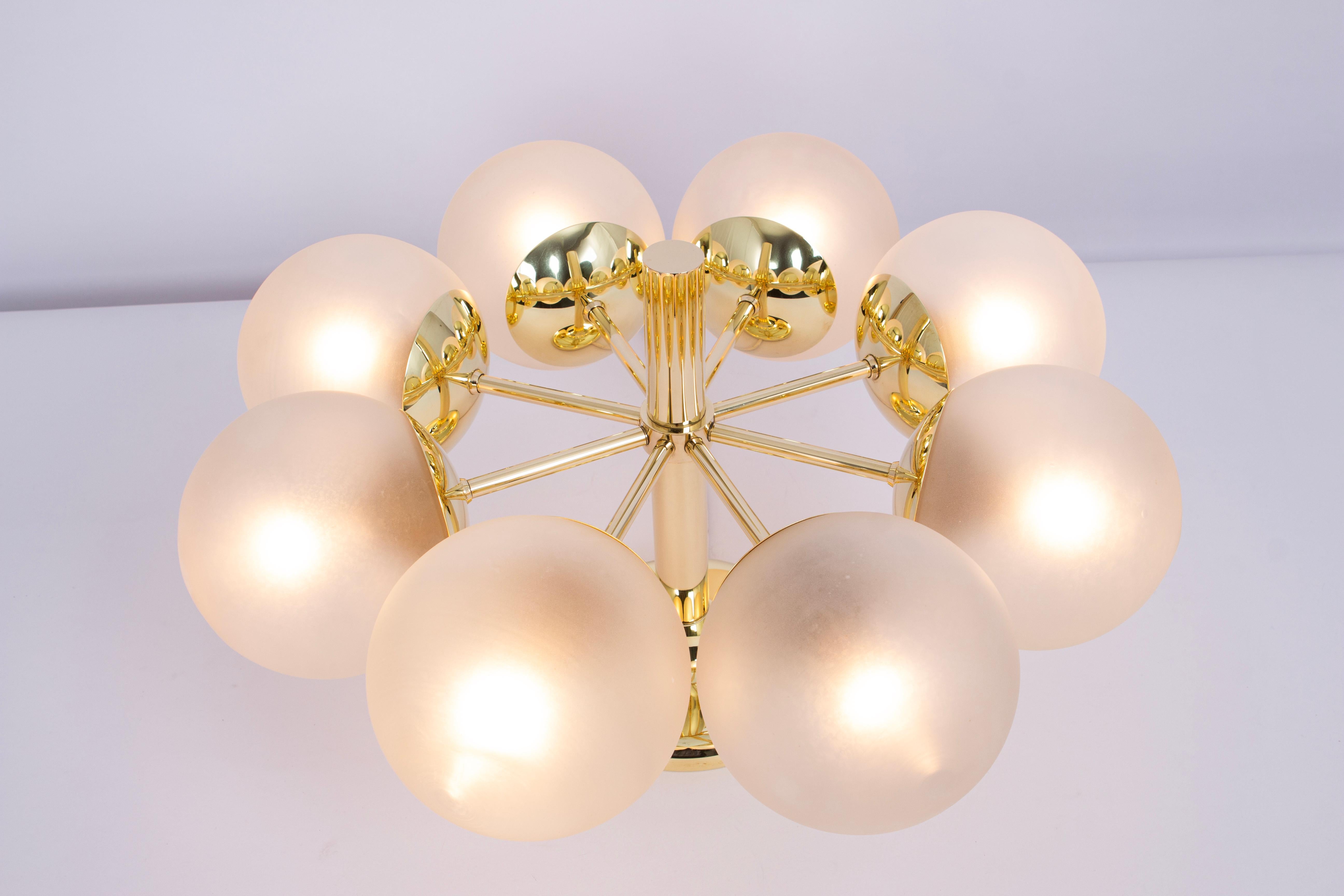 Laiton Superbe lustre Kaiser Sputnik à globes en verre dépoli, Allemagne, 1970 en vente