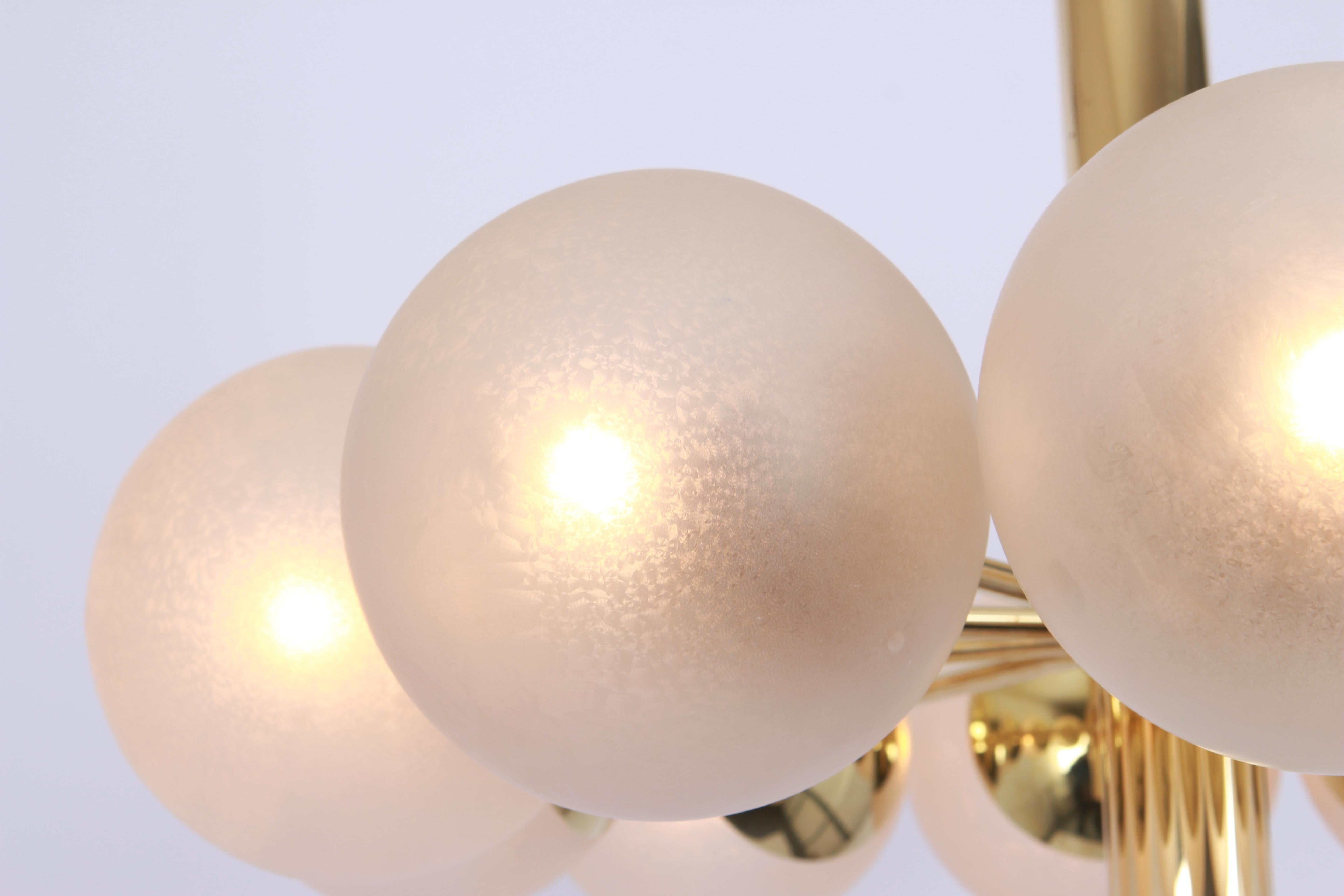 Superbe lustre Kaiser Sputnik à globes en verre dépoli, Allemagne, 1970 en vente 1