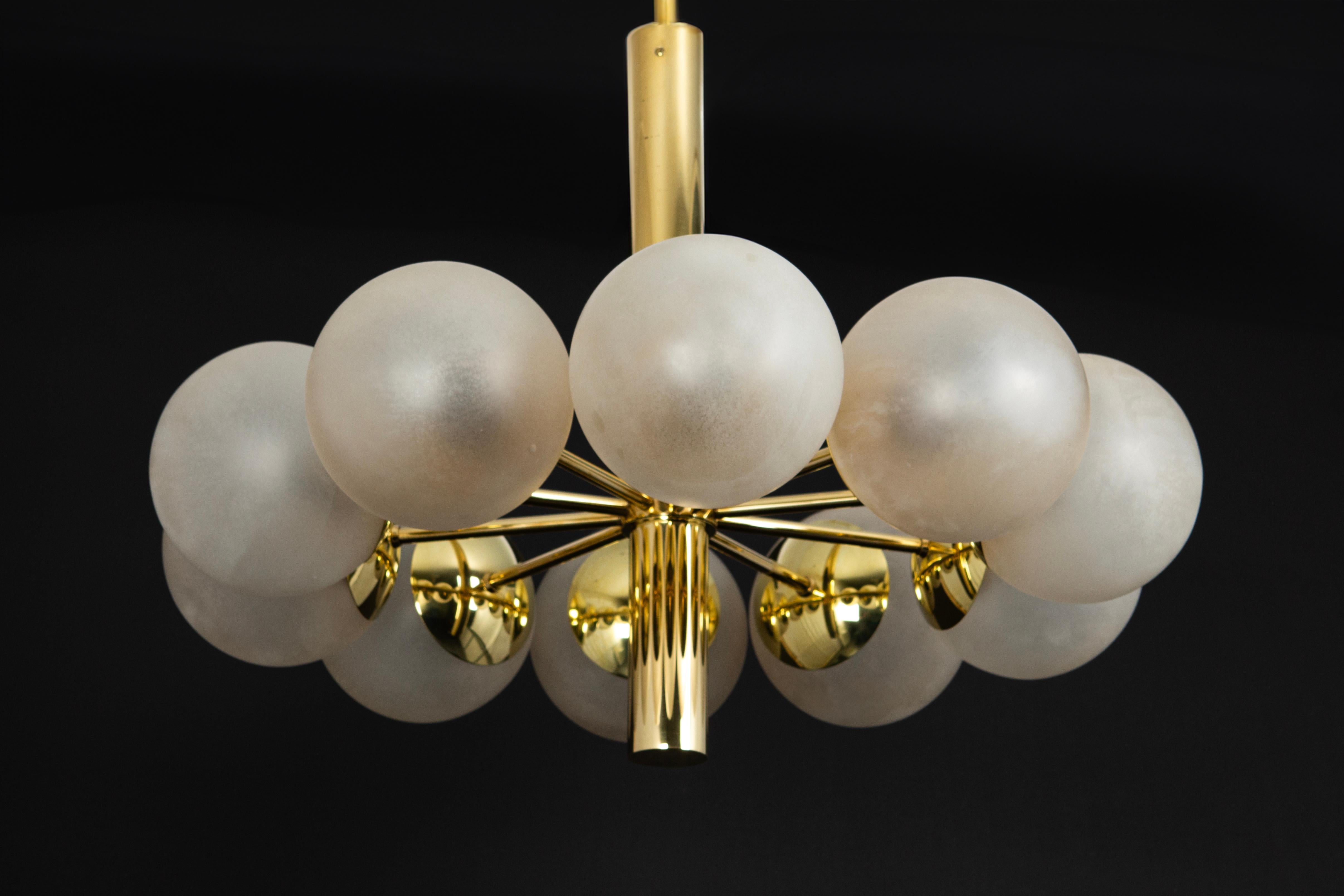 Superbe lustre Kaiser Sputnik à globes en verre dépoli, Allemagne, 1970 en vente 2