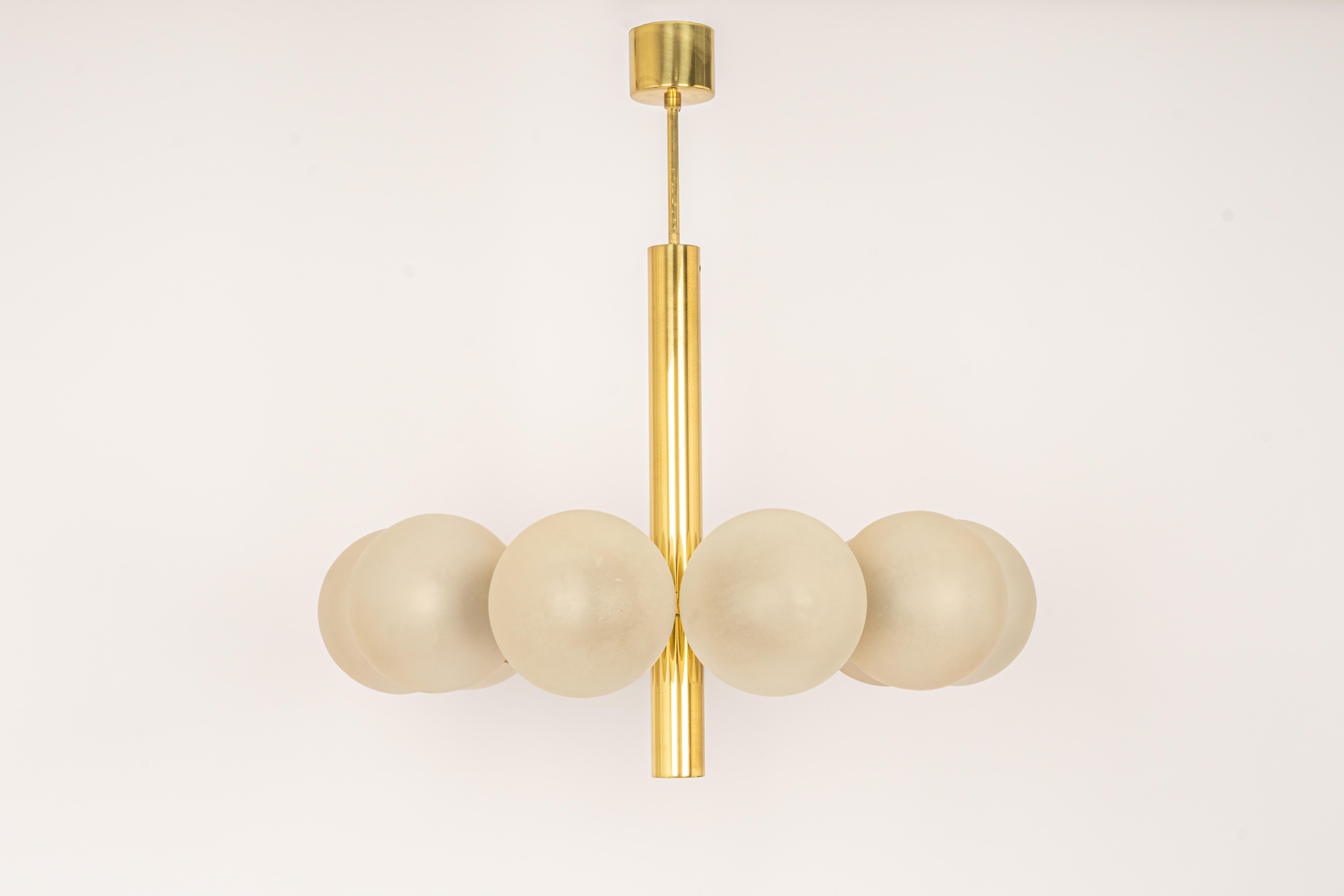Superbe lustre radial Spoutnik en laiton avec six globes en verre opale par Kaiser Leuchten, Allemagne, années 1960.

De haute qualité et en très bon état. Nettoyé, bien câblé et prêt à être utilisé. 

Le luminaire nécessite 10 ampoules E14