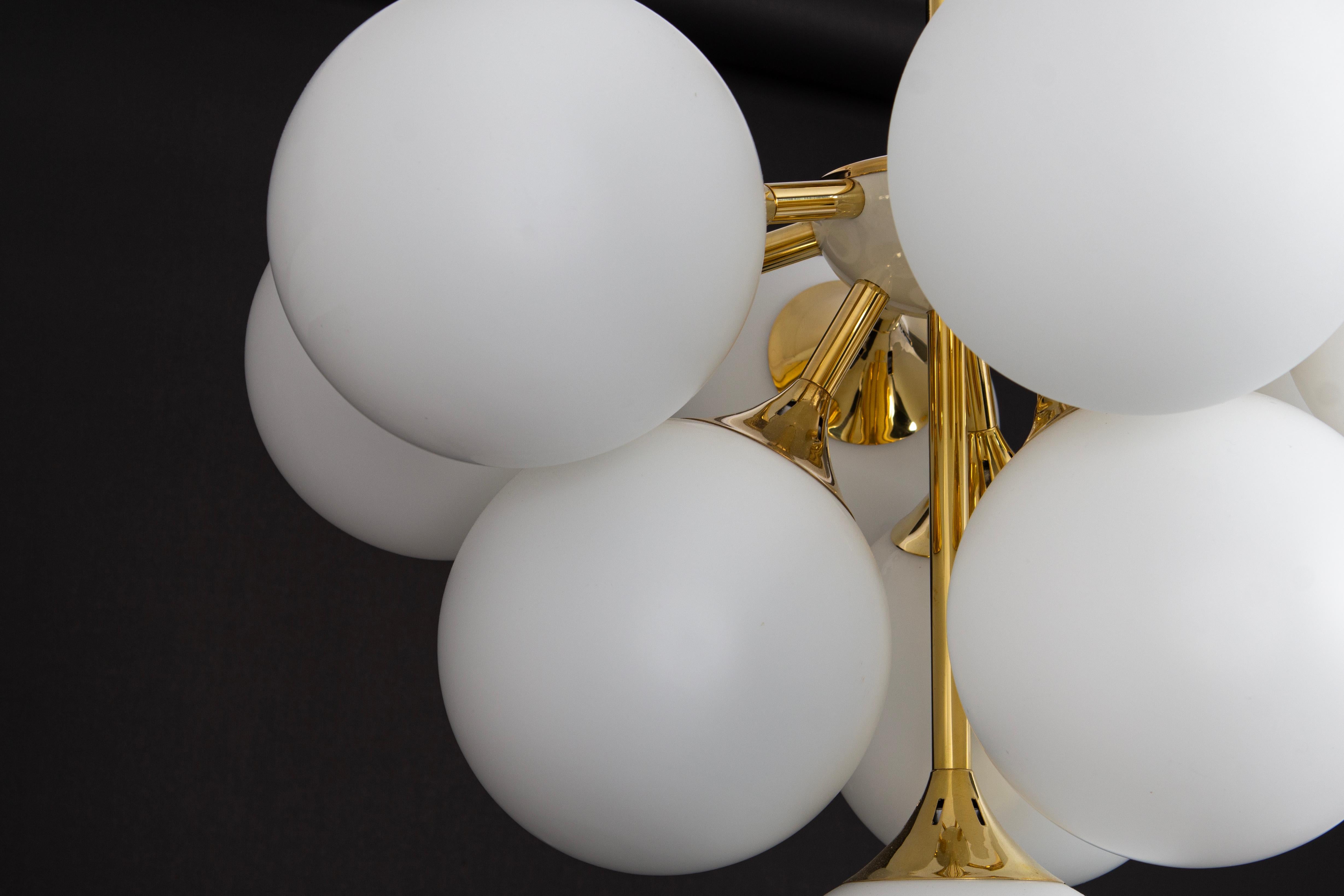 1 of 2 Grande lampadario Kaiser Sputnik in vetro opalino, Germania, anni '70 in vendita 3