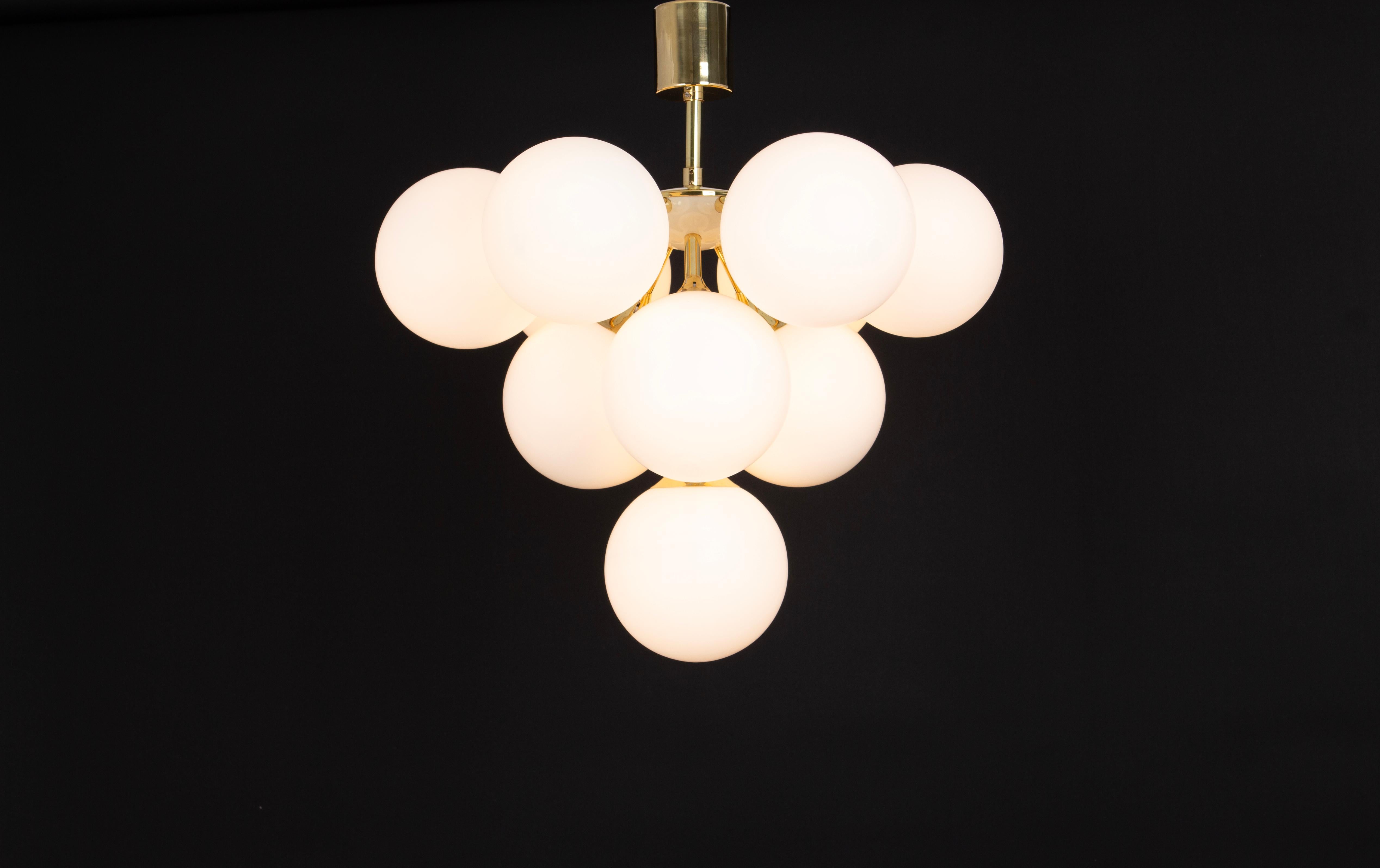 1 of 2 Grande lampadario Kaiser Sputnik in vetro opalino, Germania, anni '70 in vendita 4