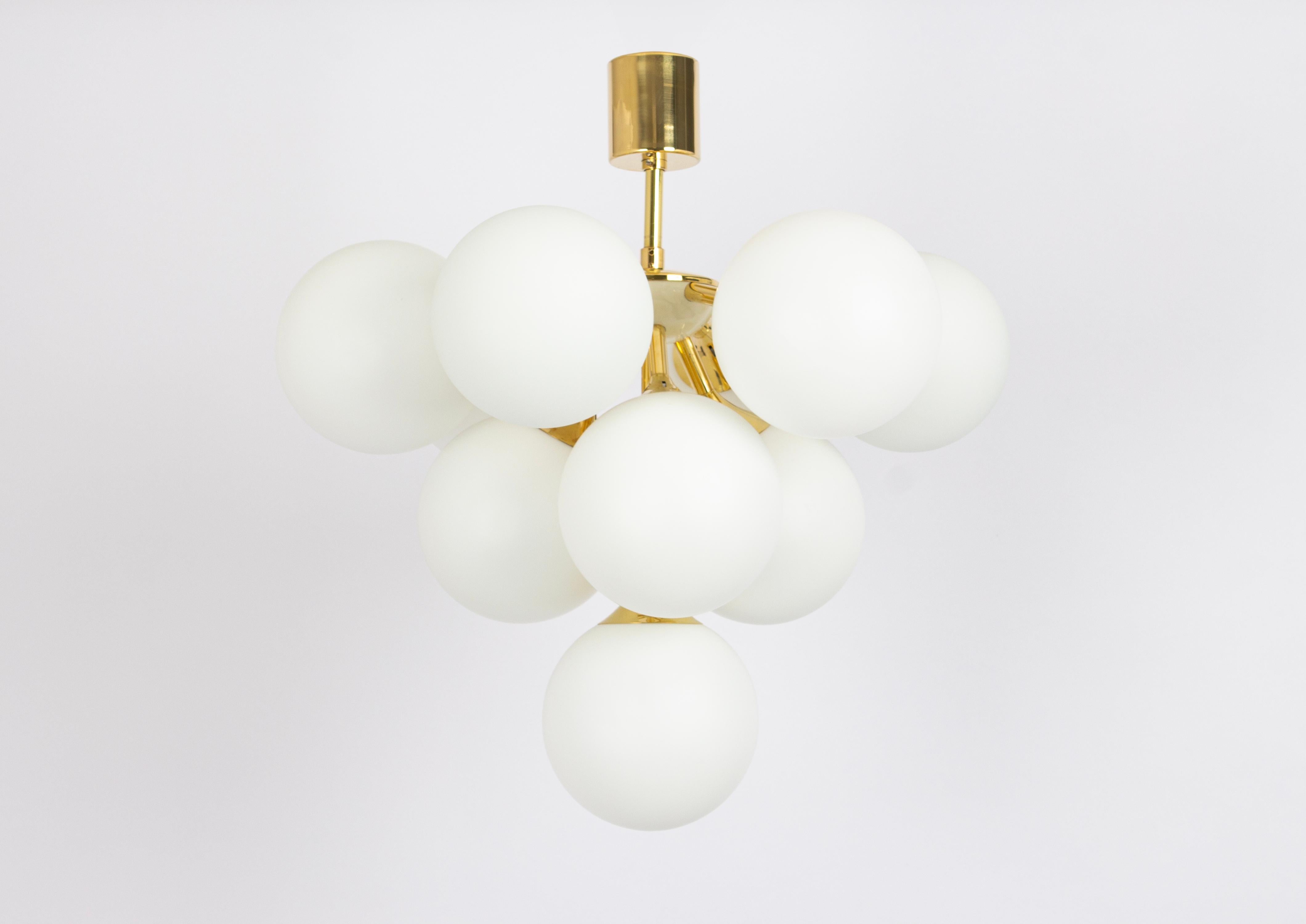 Stupendo lampadario Sputnik in ottone con 10 globi in vetro opalino di Kaiser Leuchten, Germania, anni Settanta.
Di alta qualità e in ottime condizioni. Pulito, ben cablato e pronto all'uso. 

L'apparecchio richiede 10 lampadine piccole E14 da 40W