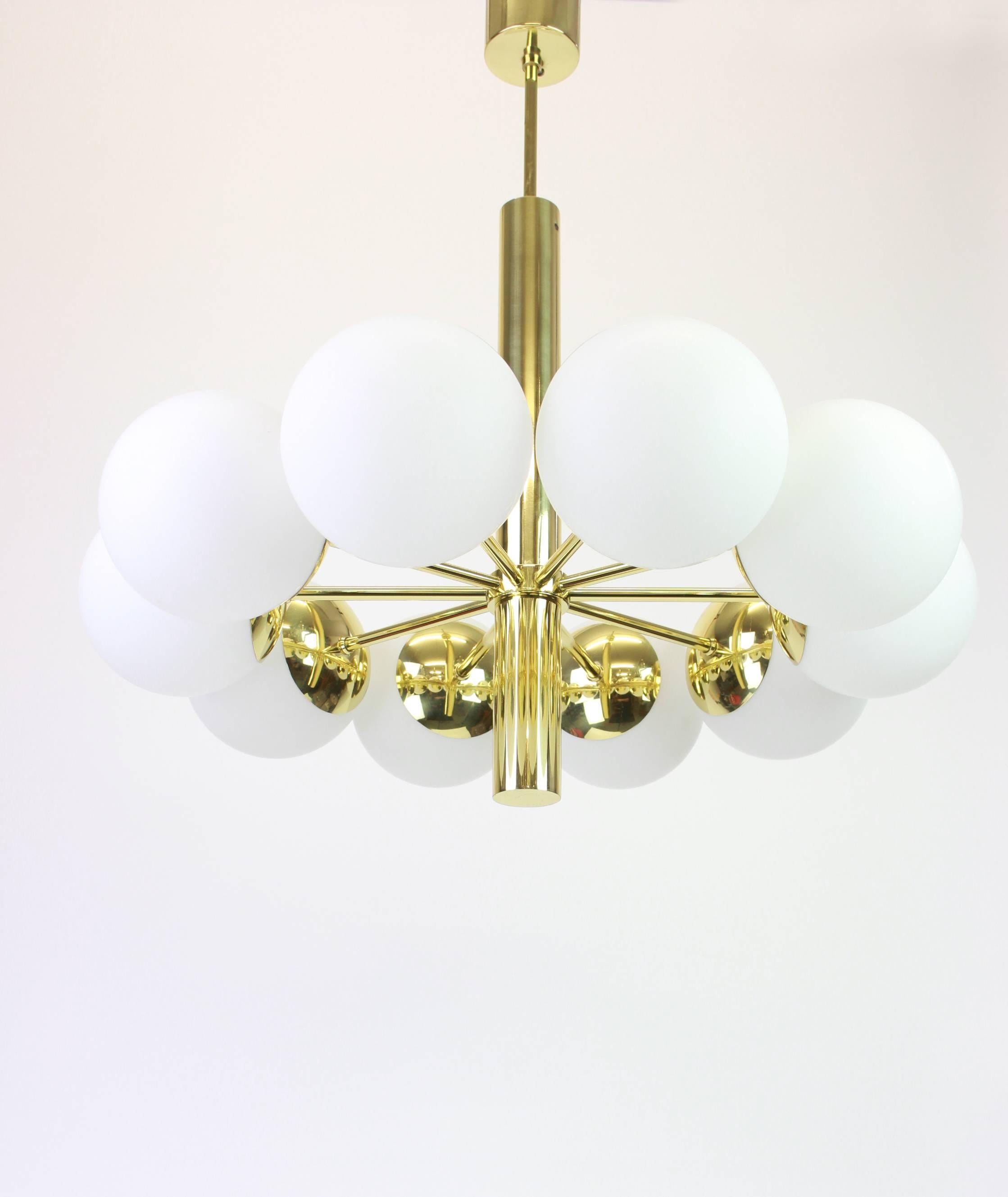 Allemand Superbe lustre Kaiser Sputnik à globes en verre opale, Allemagne, 1970 en vente