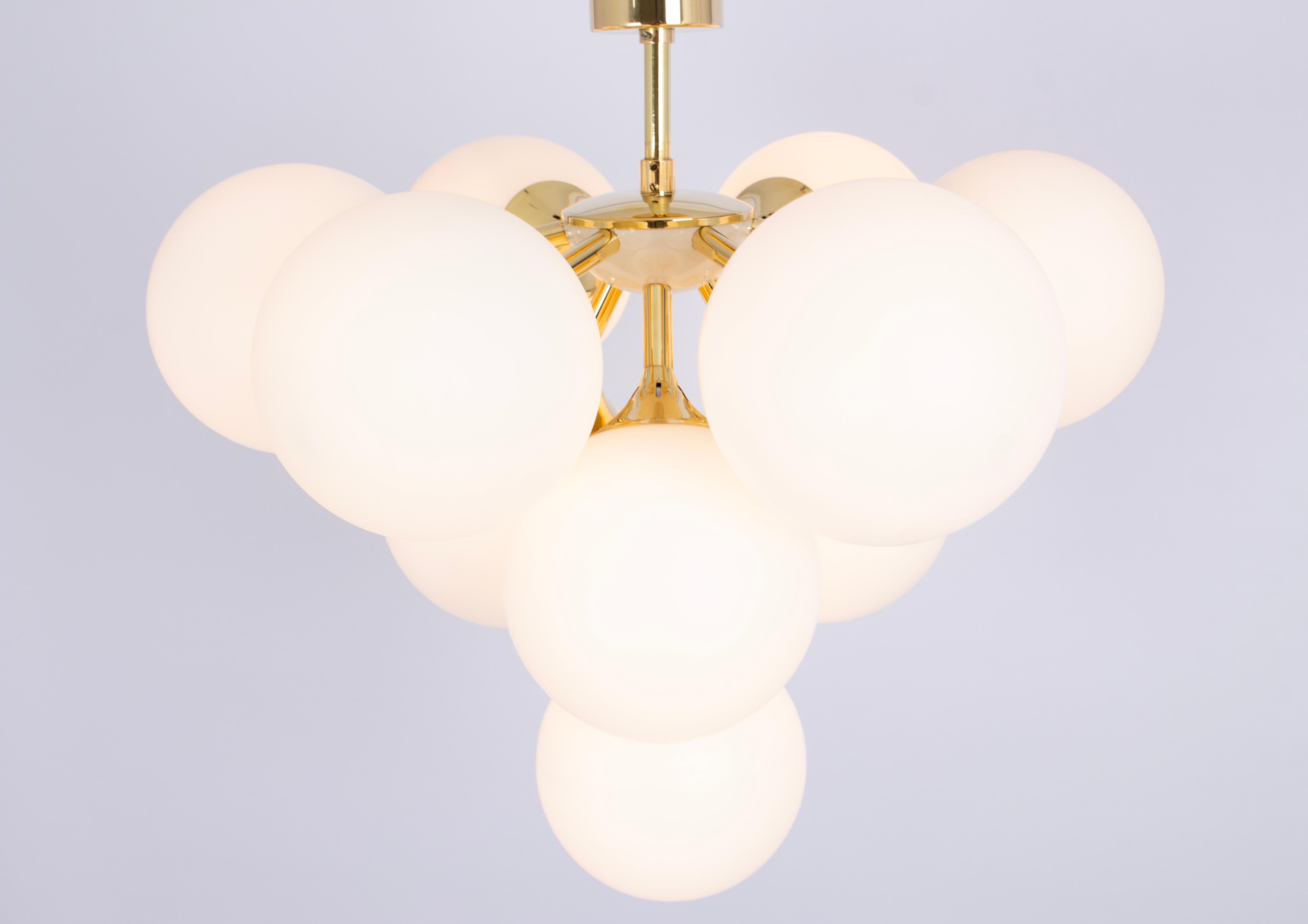 Fine XX secolo 1 of 2 Grande lampadario Kaiser Sputnik in vetro opalino, Germania, anni '70 in vendita