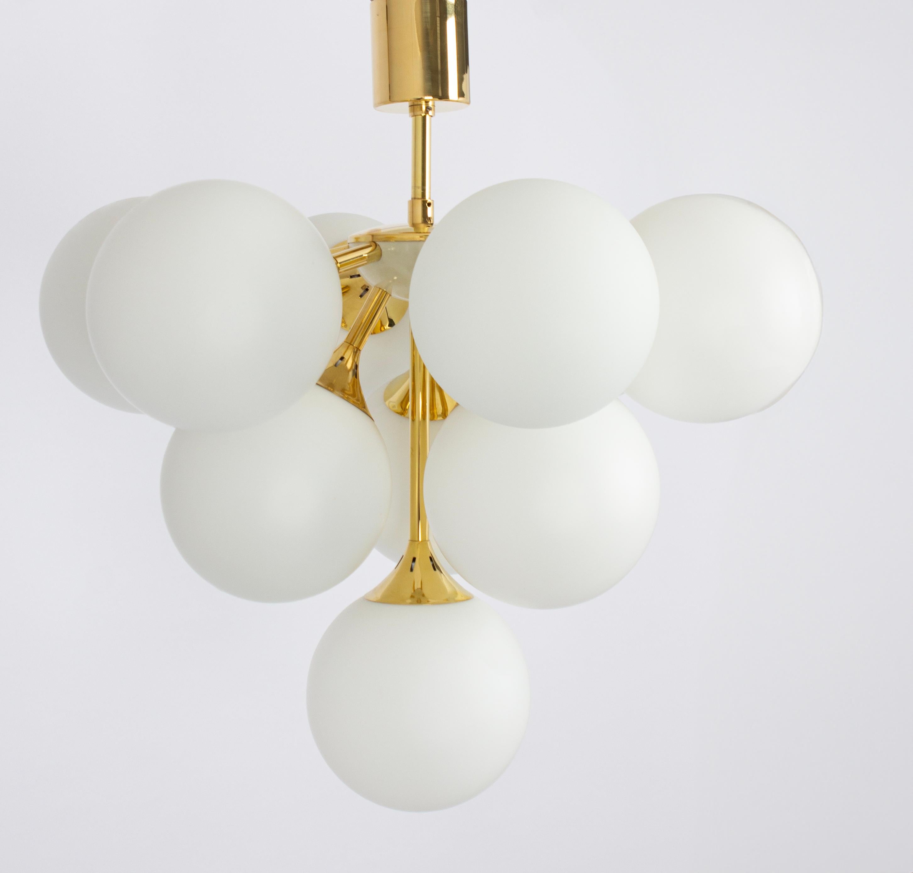 Ottone 1 of 2 Grande lampadario Kaiser Sputnik in vetro opalino, Germania, anni '70 in vendita