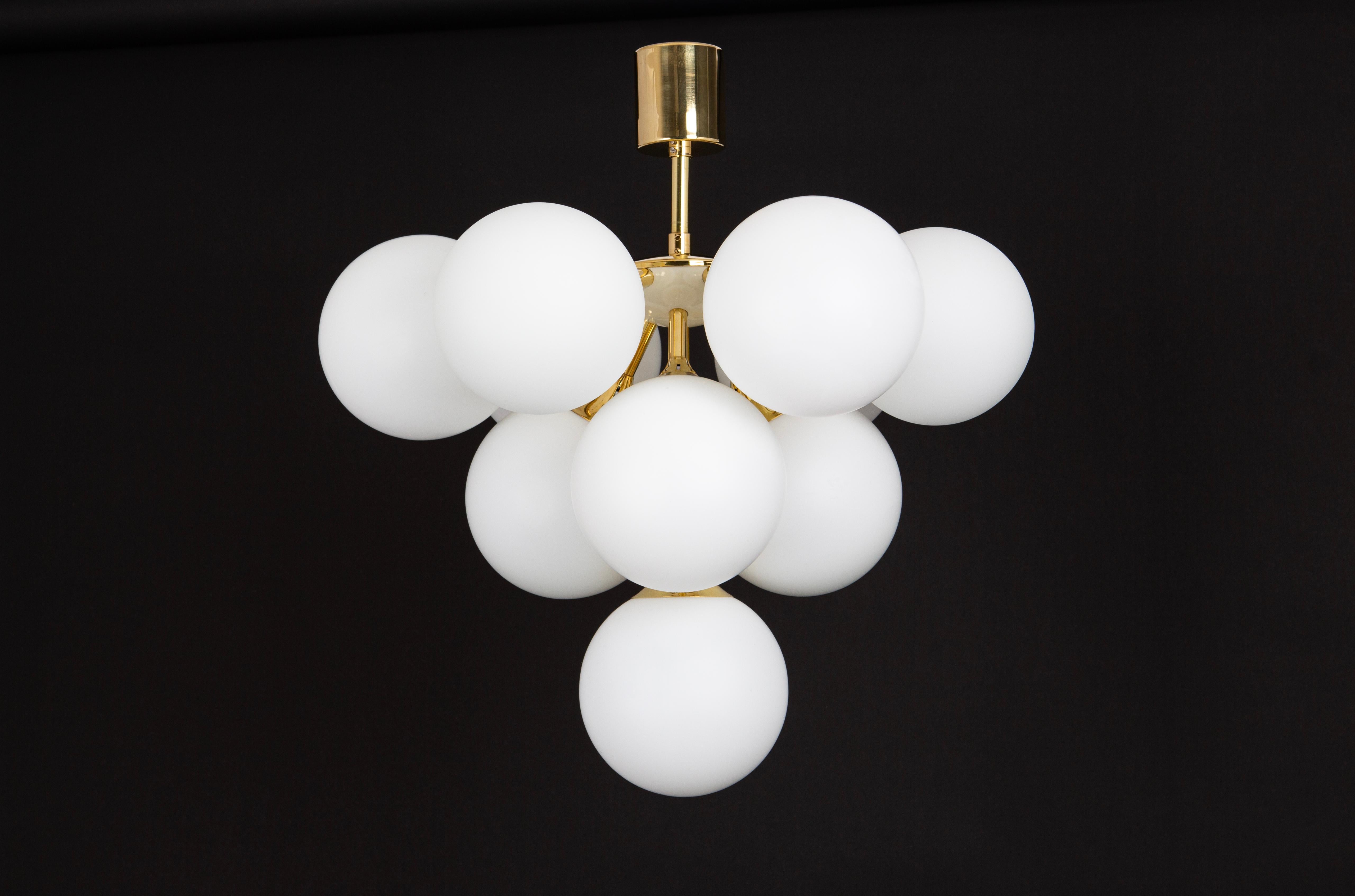 1 of 2 Grande lampadario Kaiser Sputnik in vetro opalino, Germania, anni '70 in vendita 2