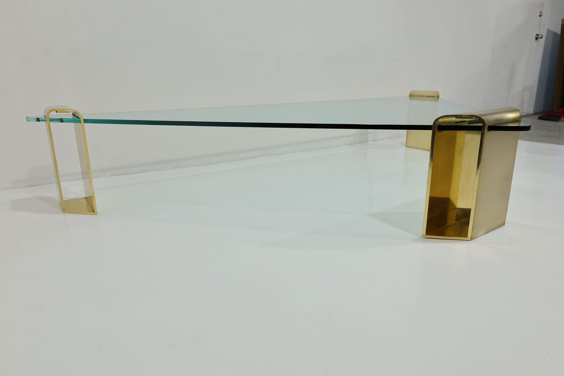 Découvrez l'allure du design moderne du milieu du siècle avec la grande table à cocktail étonnante en laiton massif de Lorin Marsh, années 1970. Cette table basse est magnifique, avec des supports en laiton massif qui ont été méticuleusement polis