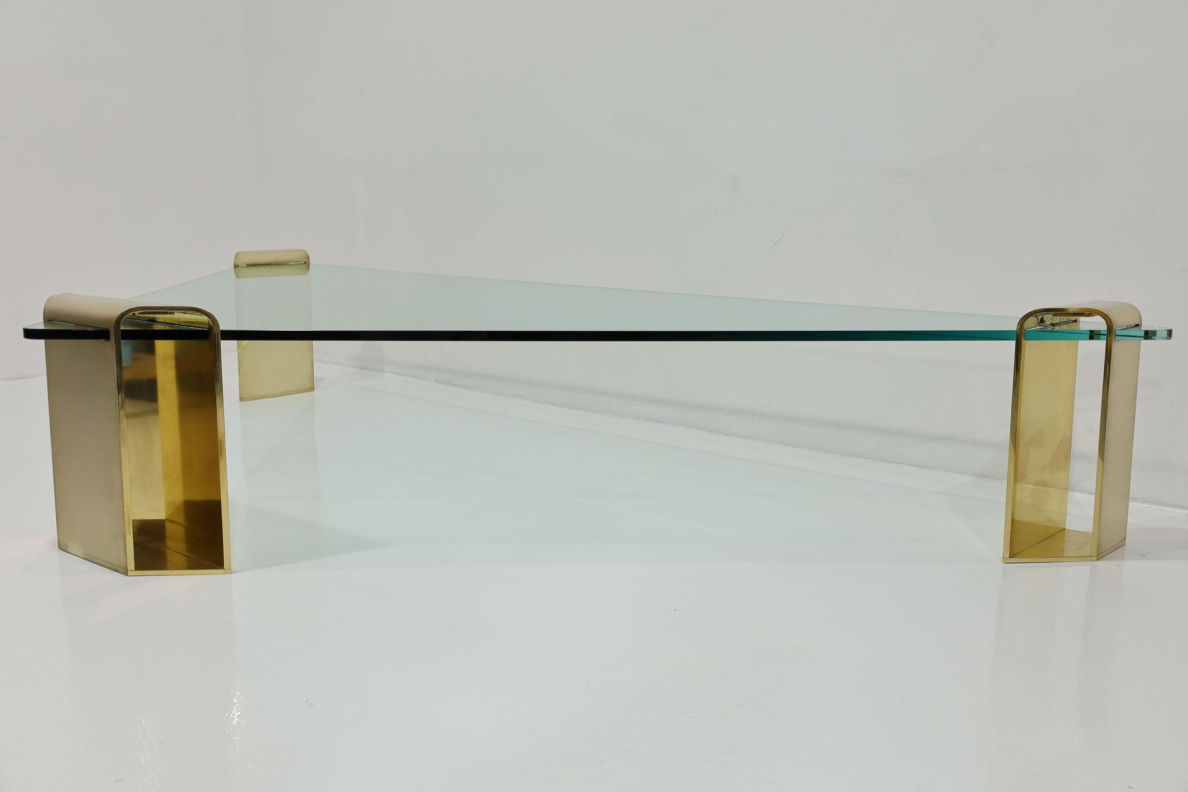 Grande table à cocktail en laiton massif de Lorin Marsh, 1970 en vente 1