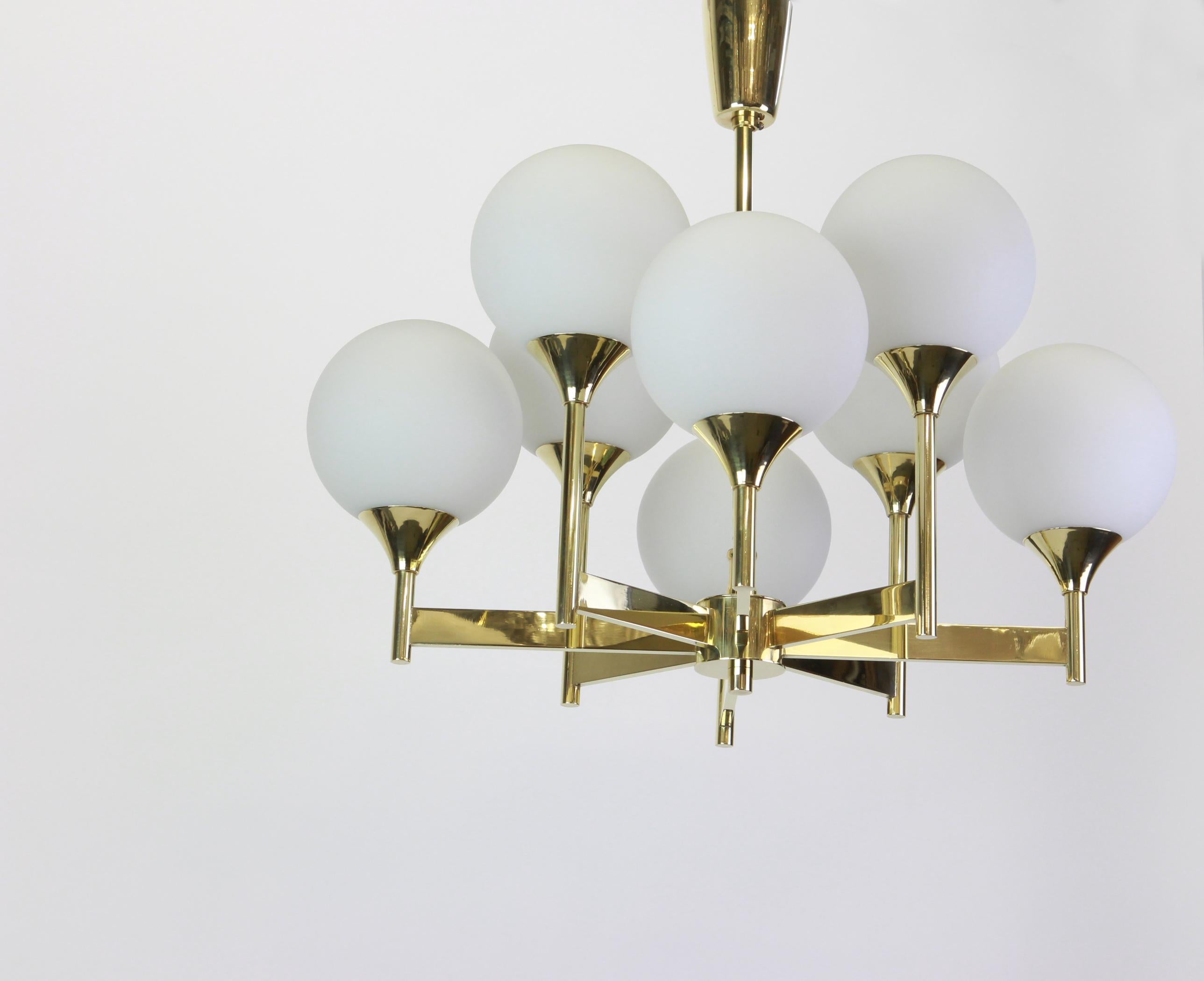Large Stunning Sputnik Chandelier by Kaiser, Germany, 1970s In Good Condition For Sale In Aachen, NRW