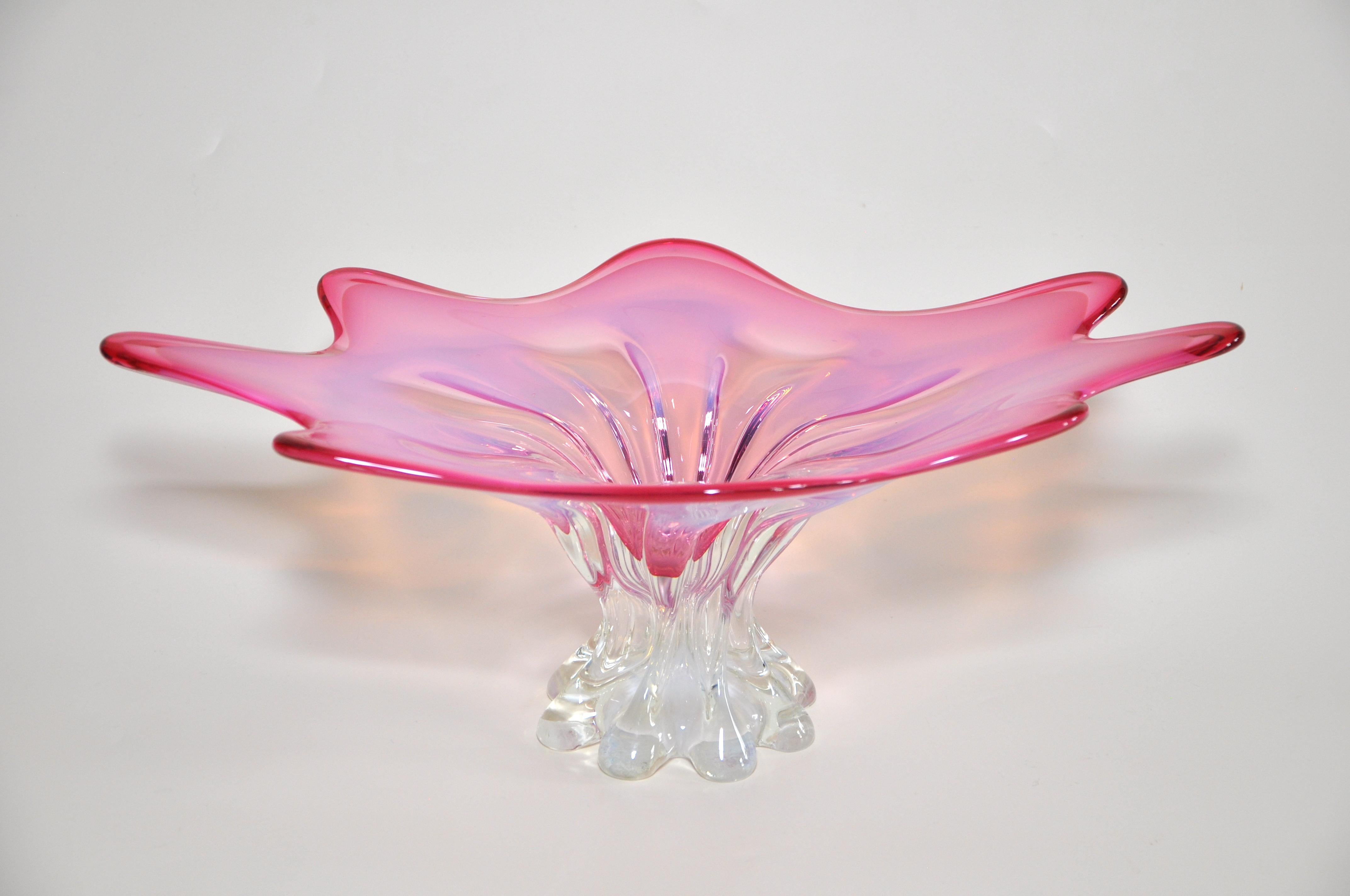 Title:
Large Stunning Vintage Pink White Art Glass Bowl Italian 

Description:
A fabulous, large vintage piece of art glass in a flamboyant, quirky shape that looks like it could have been made today. This piece is wonderful as it would look