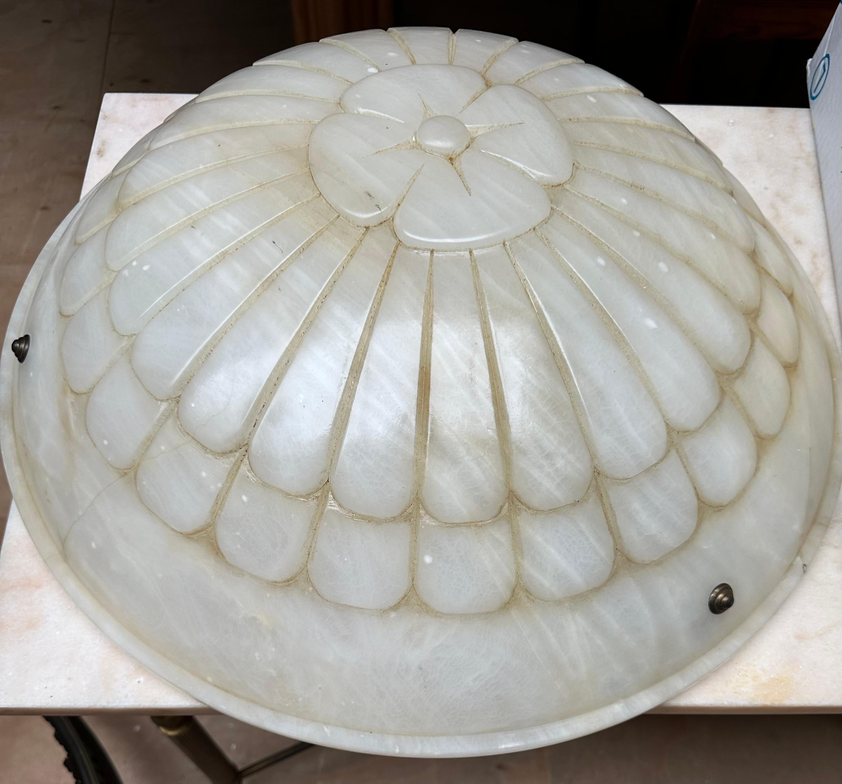 Große & stilvolle Design Weiße Adern Art Deco Alabaster Pendelleuchte / Kronleuchter im Zustand „Gut“ im Angebot in Lisse, NL