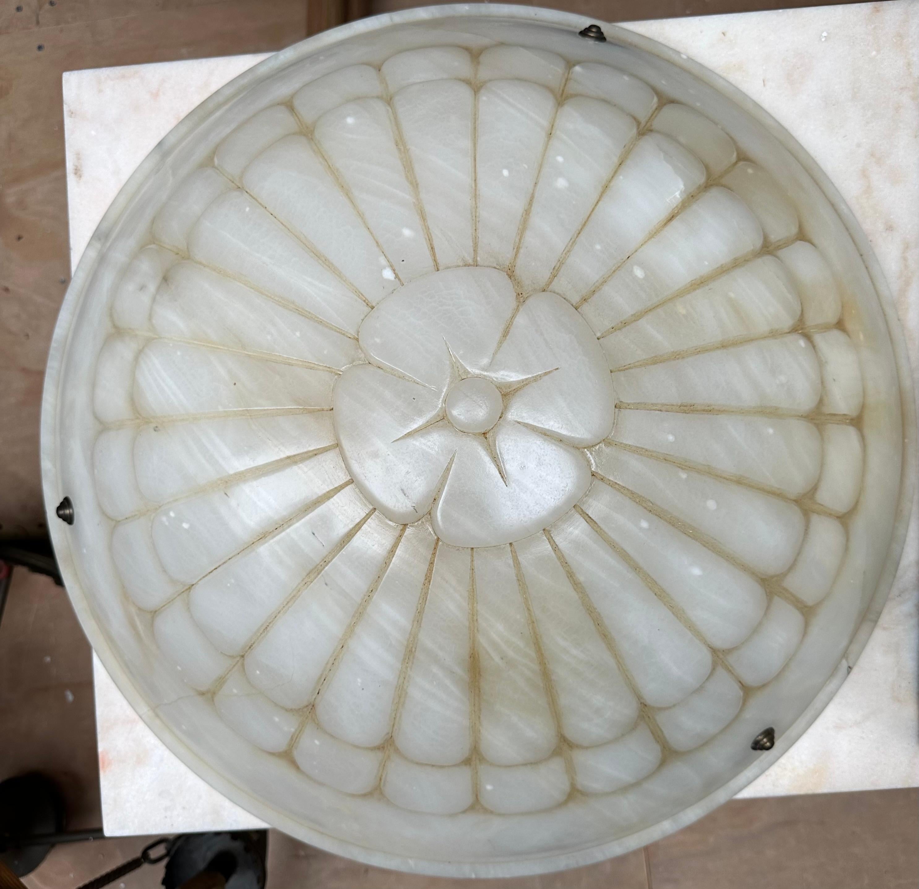 Große & stilvolle Design Weiße Adern Art Deco Alabaster Pendelleuchte / Kronleuchter (20. Jahrhundert) im Angebot