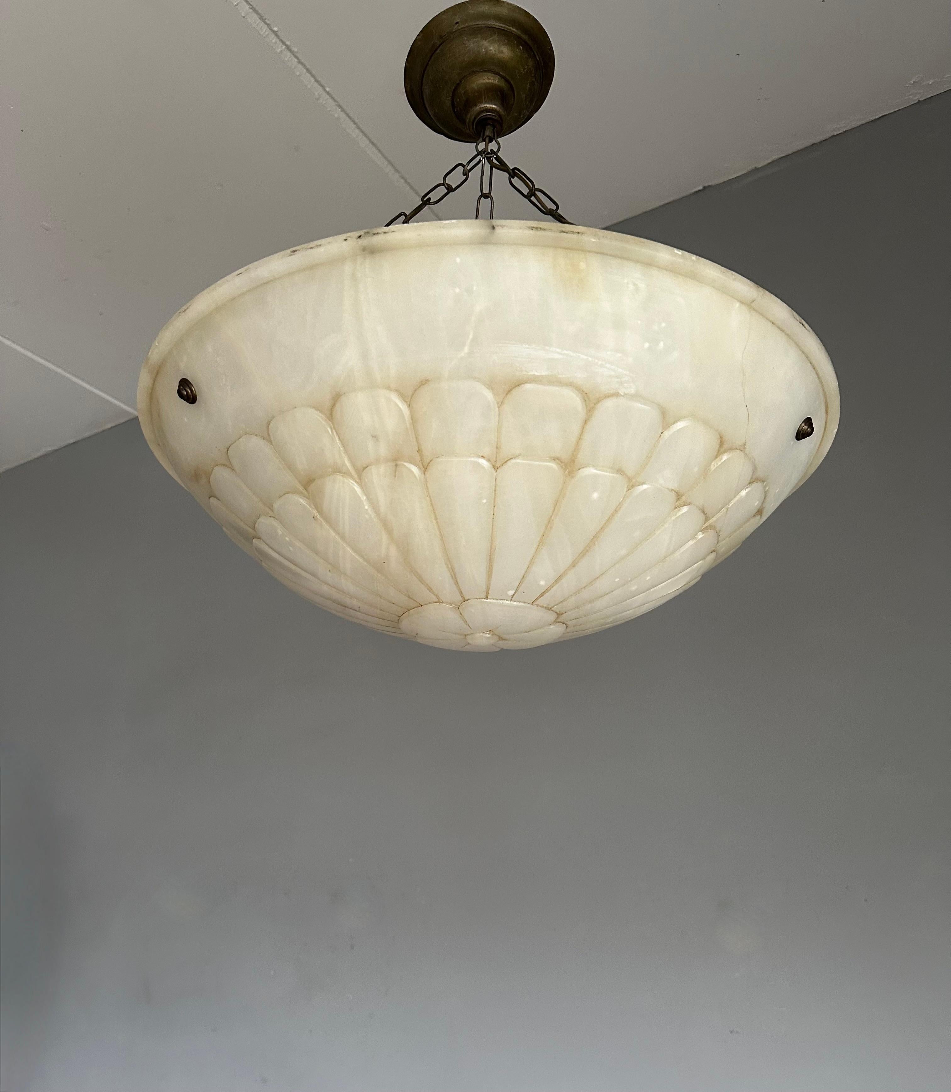 Große & stilvolle Design Weiße Adern Art Deco Alabaster Pendelleuchte / Kronleuchter (Messing) im Angebot