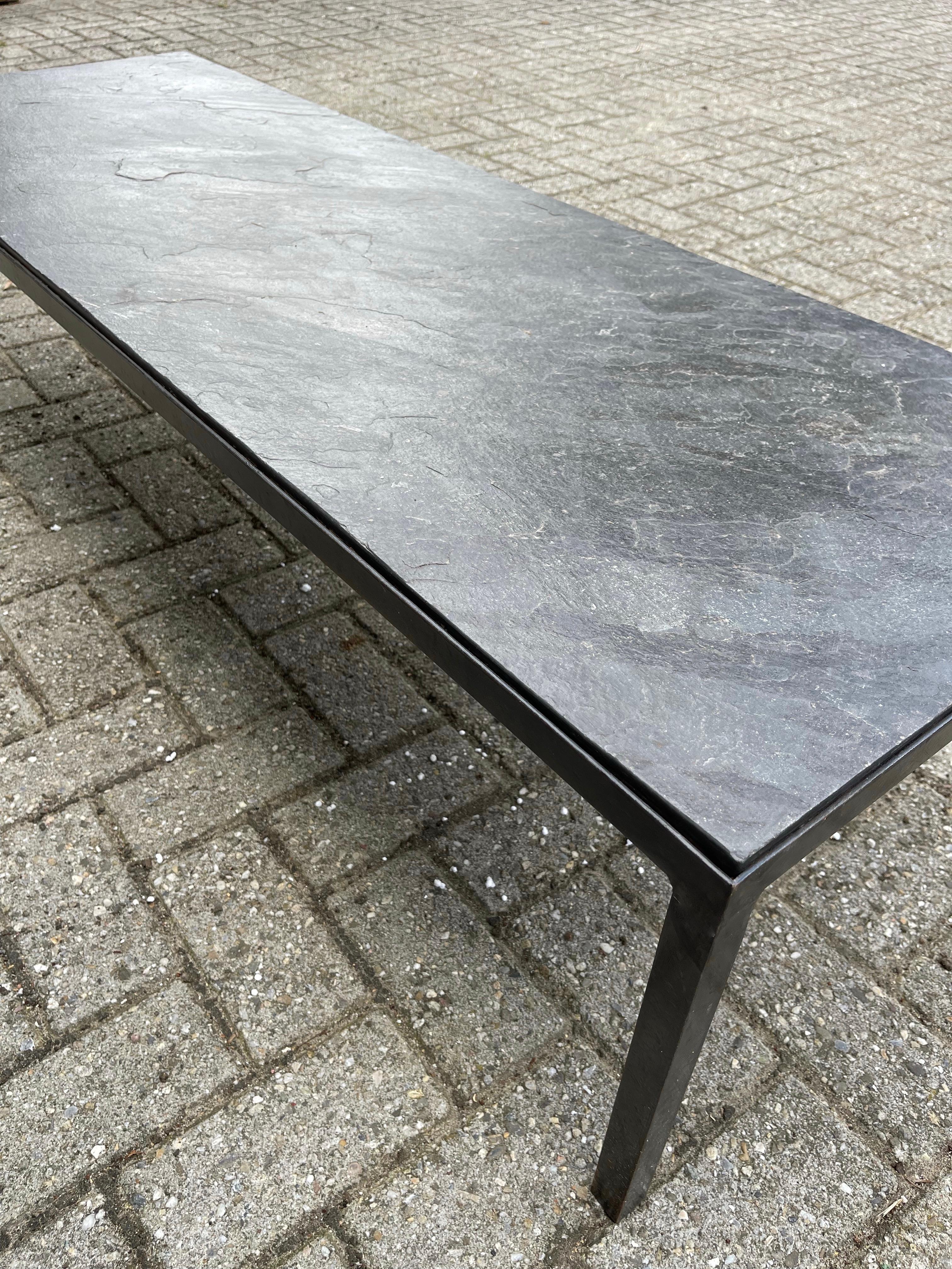 Grande et élégante table basse minimaliste avec Superbe plateau en ardoise noire et base en fer en vente 3