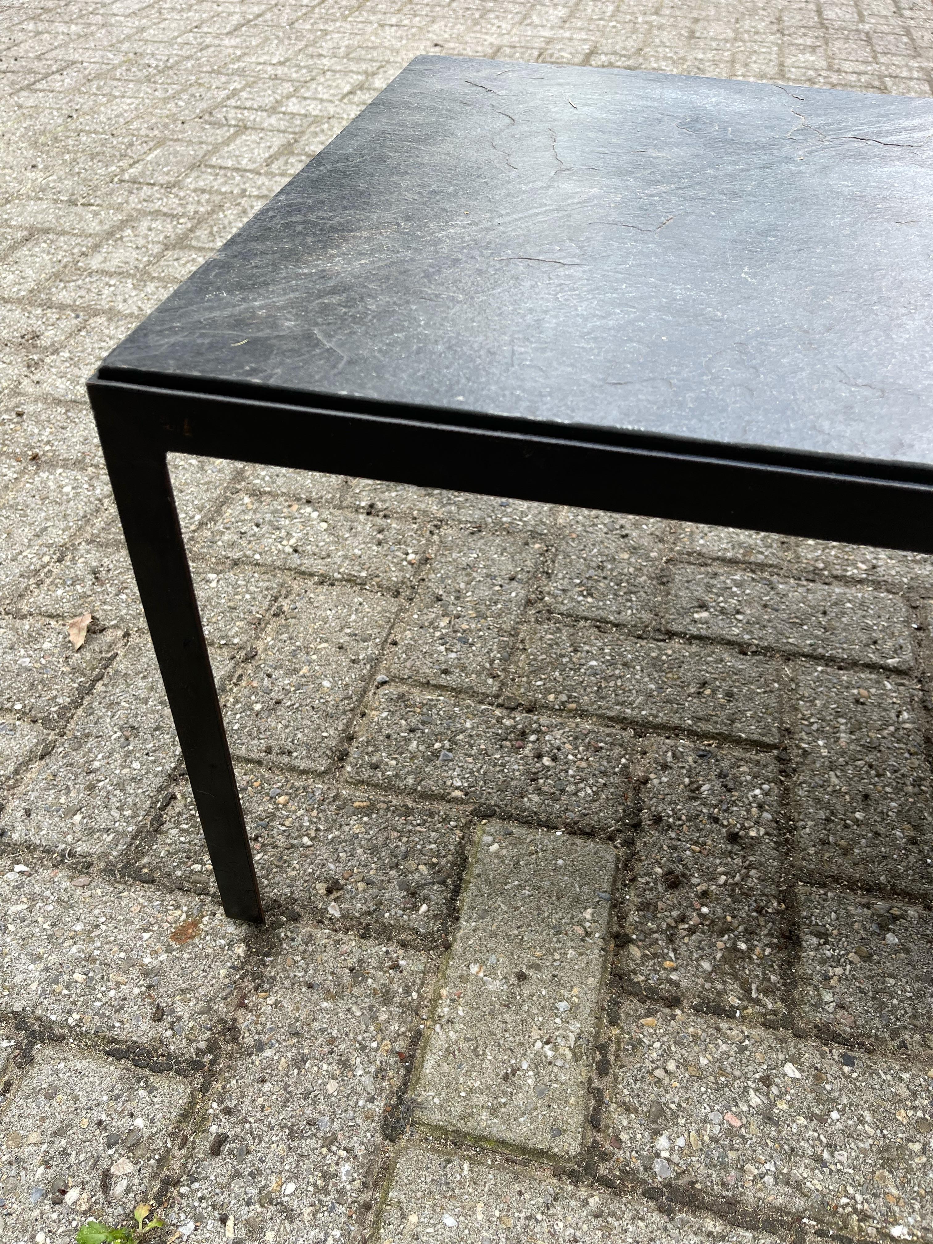 Grande et élégante table basse minimaliste avec Superbe plateau en ardoise noire et base en fer en vente 7