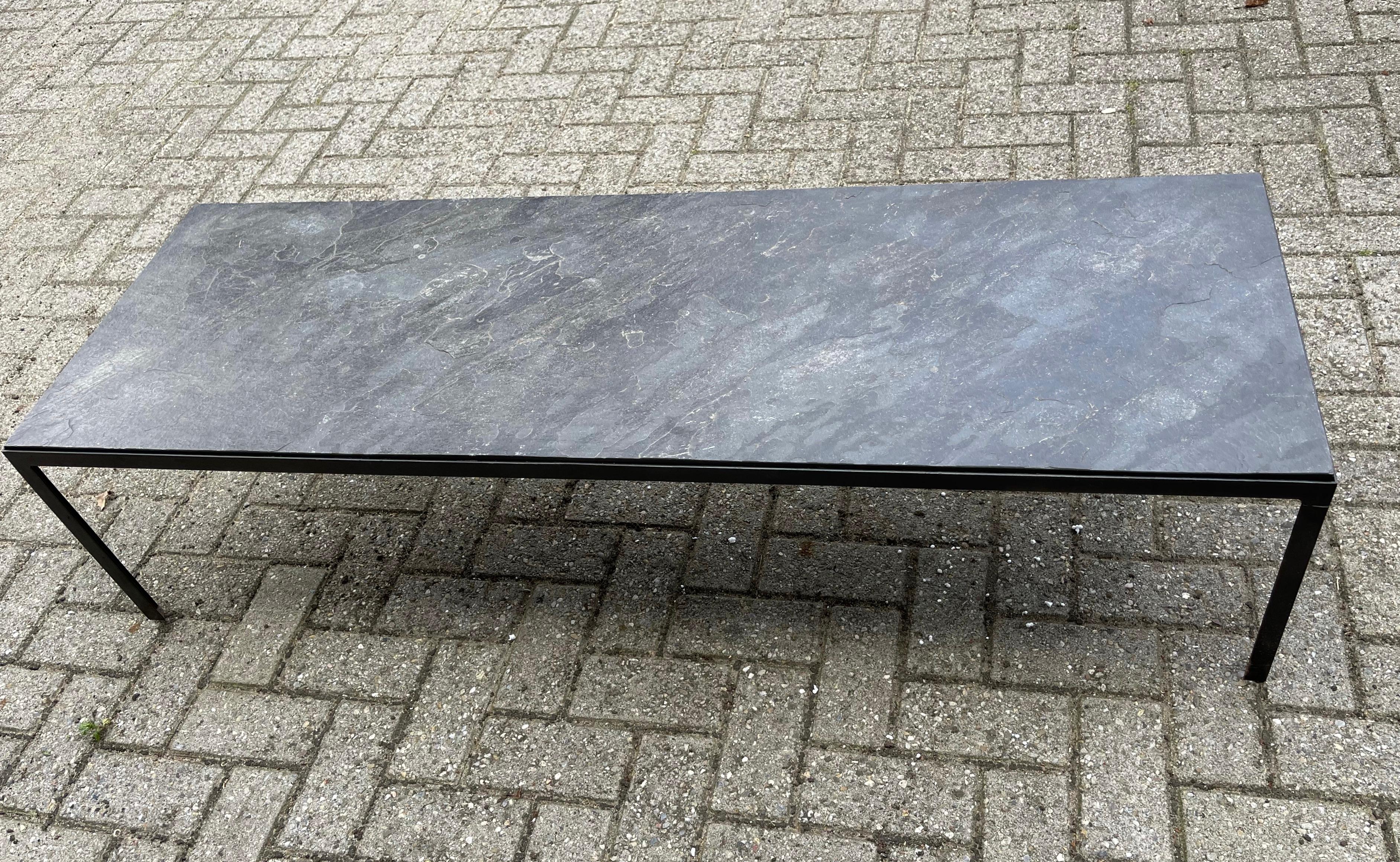 Grande et élégante table basse minimaliste avec Superbe plateau en ardoise noire et base en fer en vente 8