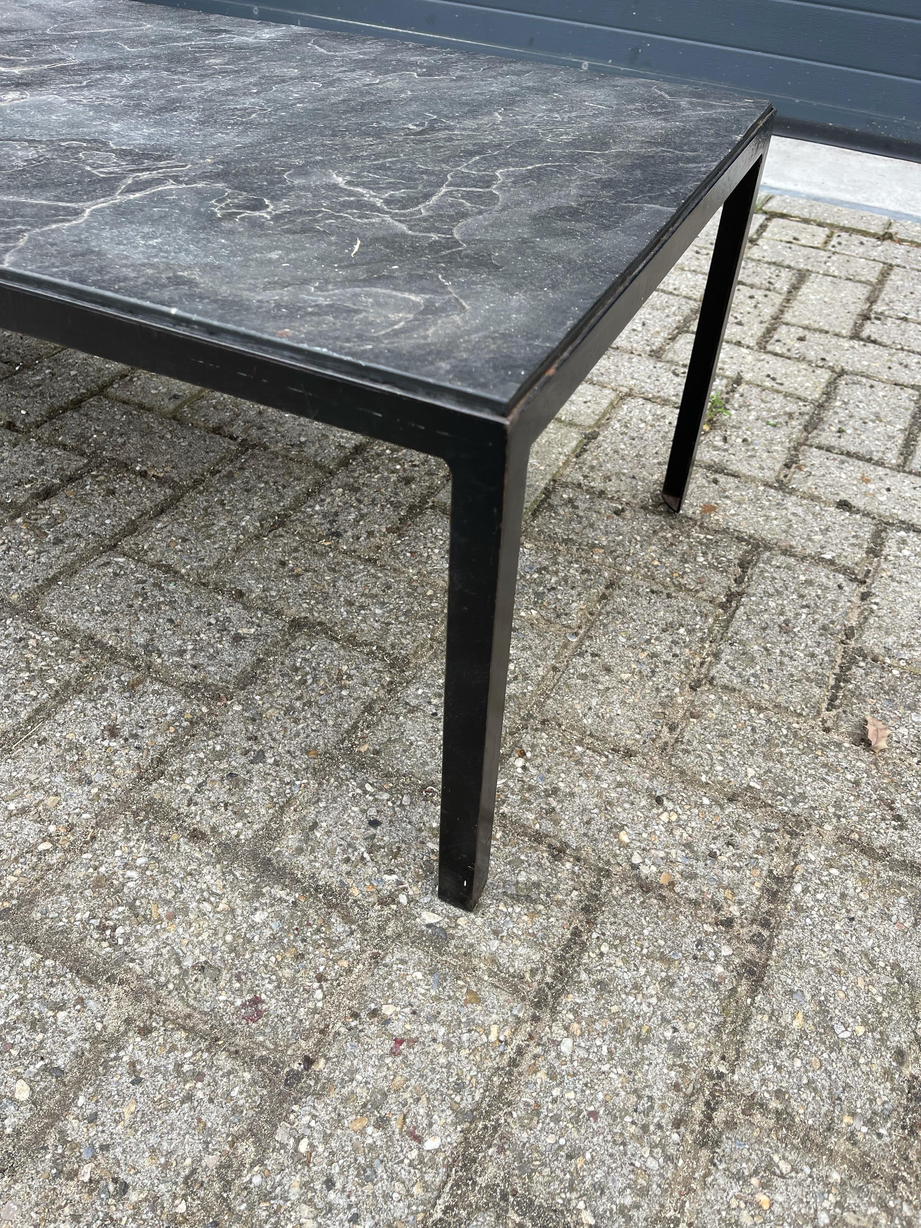 Mid-Century Modern Grande et élégante table basse minimaliste avec Superbe plateau en ardoise noire et base en fer en vente