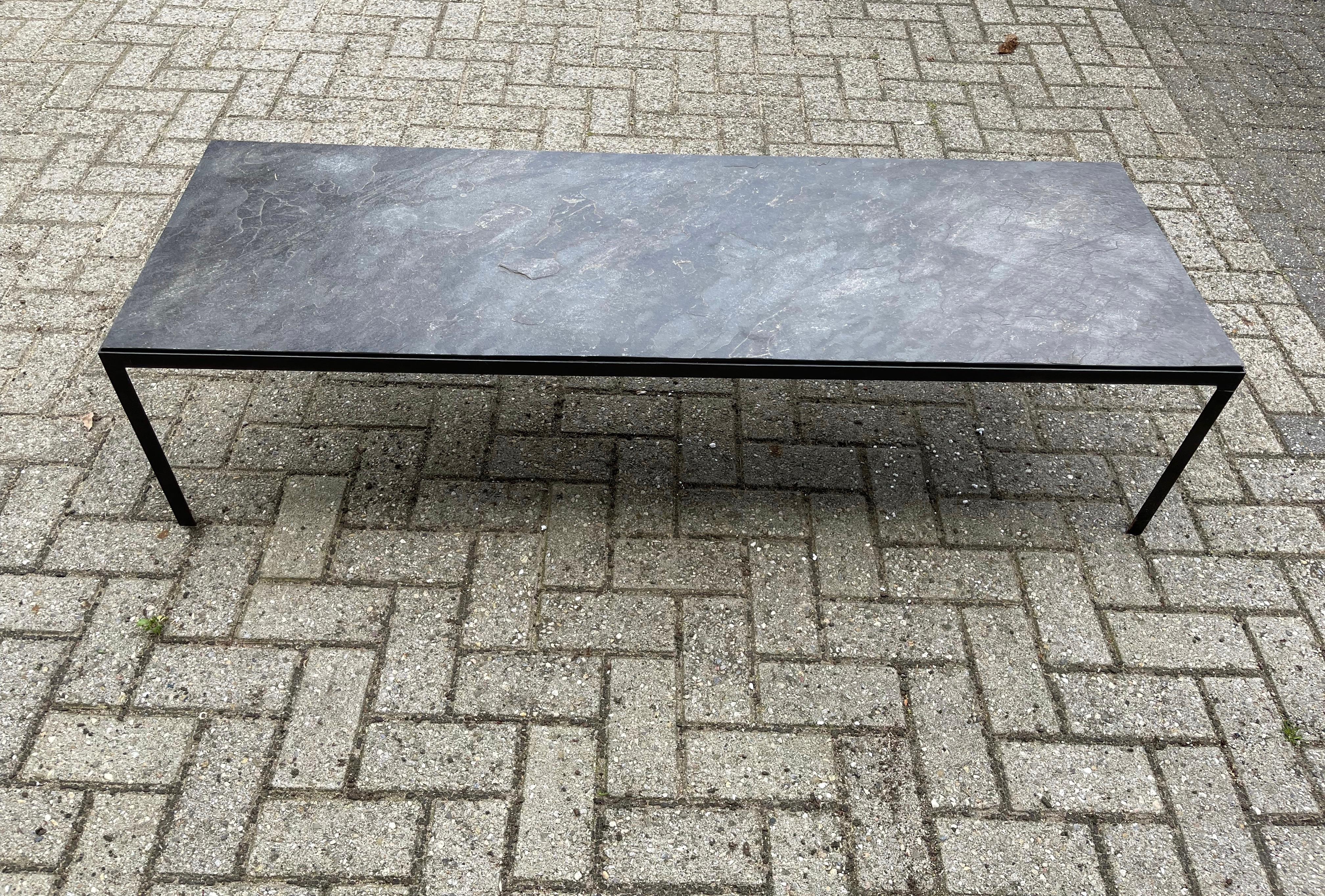 Européen Grande et élégante table basse minimaliste avec Superbe plateau en ardoise noire et base en fer en vente