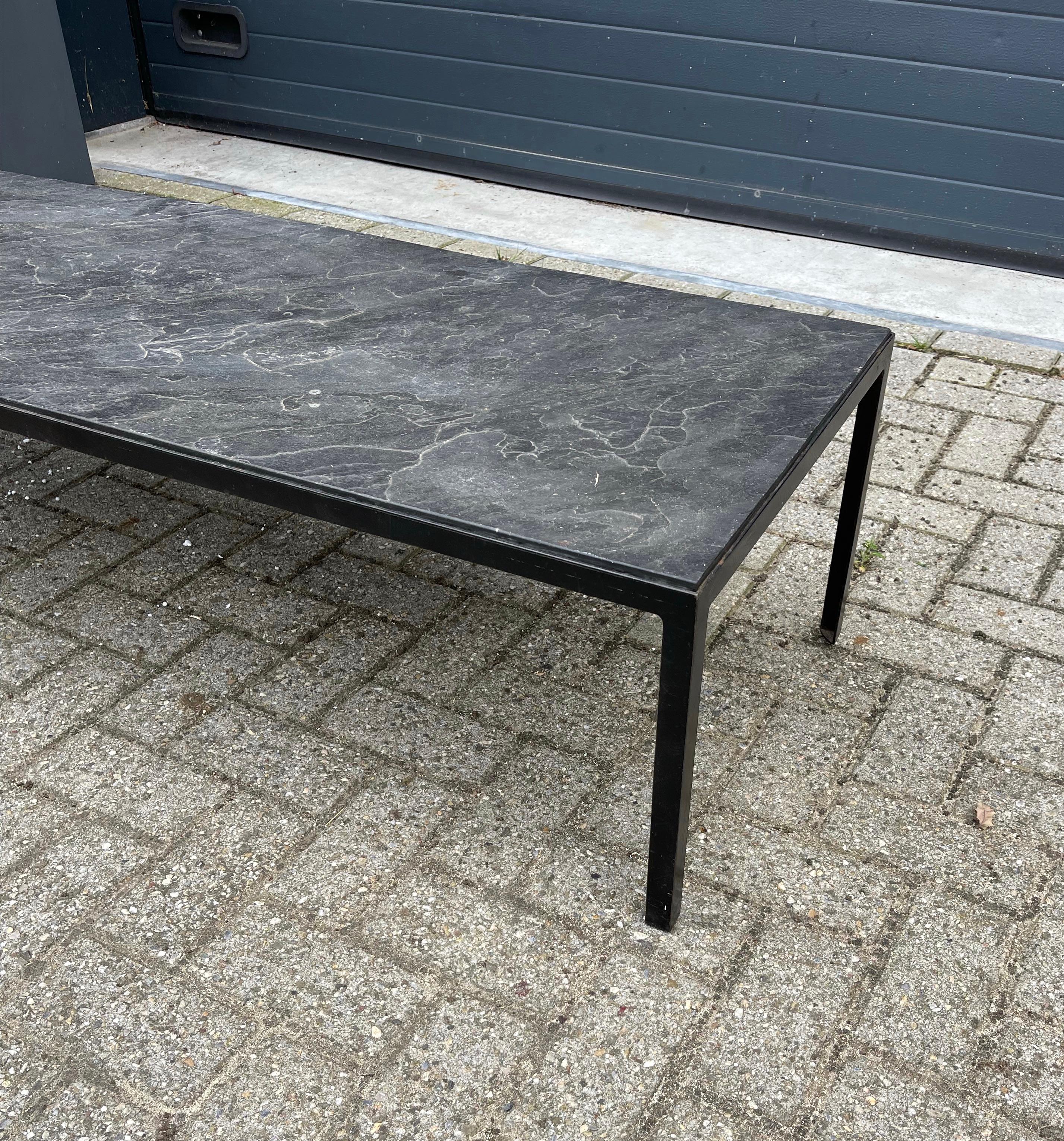 Fait main Grande et élégante table basse minimaliste avec Superbe plateau en ardoise noire et base en fer en vente