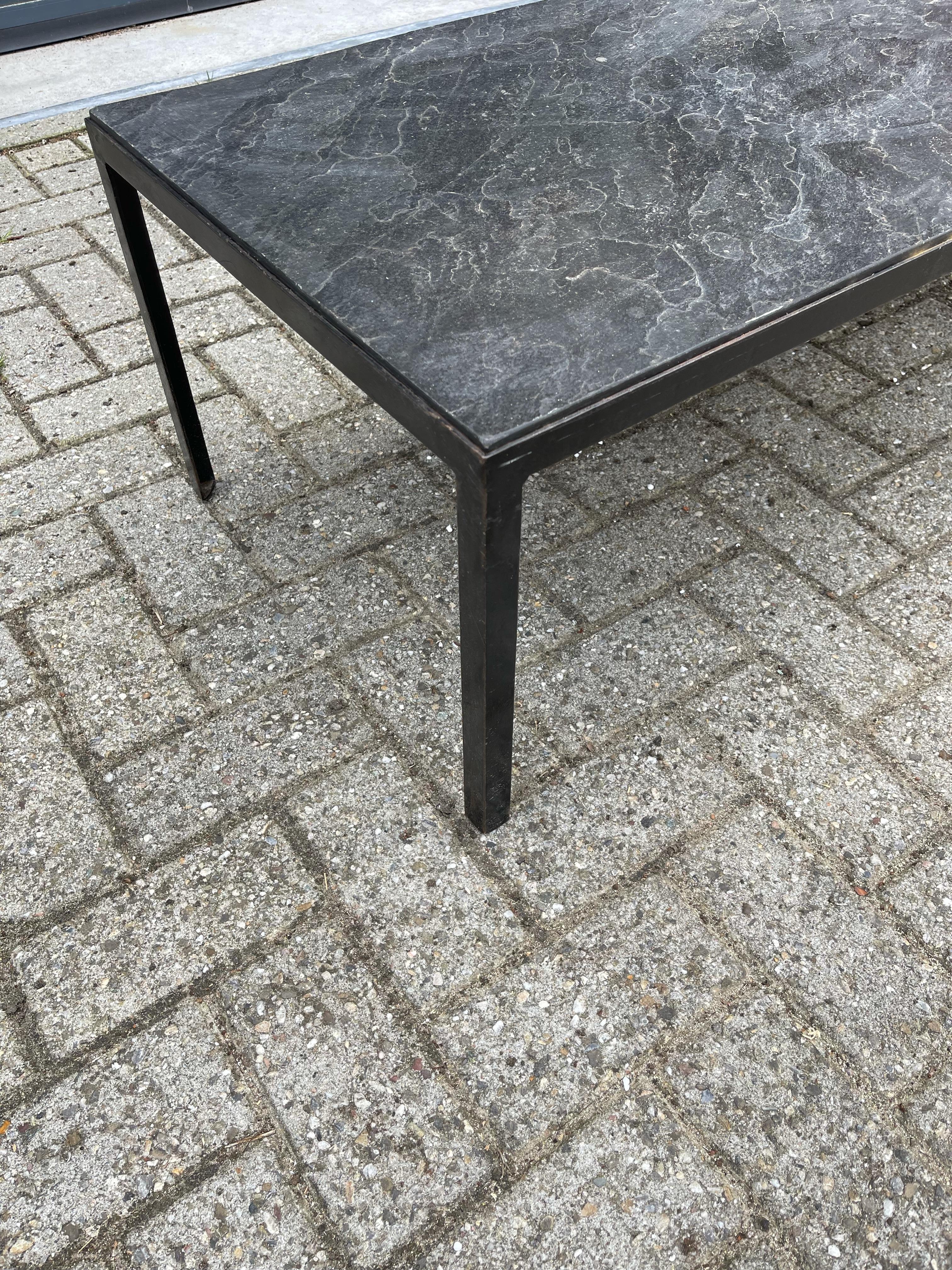 20ième siècle Grande et élégante table basse minimaliste avec Superbe plateau en ardoise noire et base en fer en vente