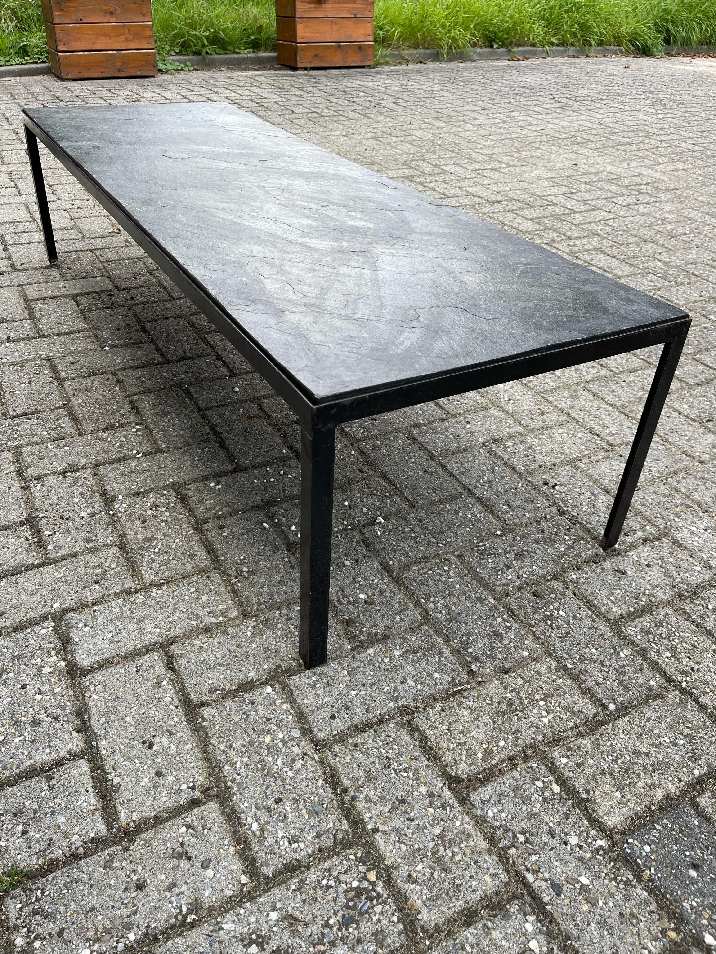 Large & Stylish Minimalist Coffee Table w. Stunning Black Slate Top & Iron Base In Good Condition For Sale In Lisse, NL
