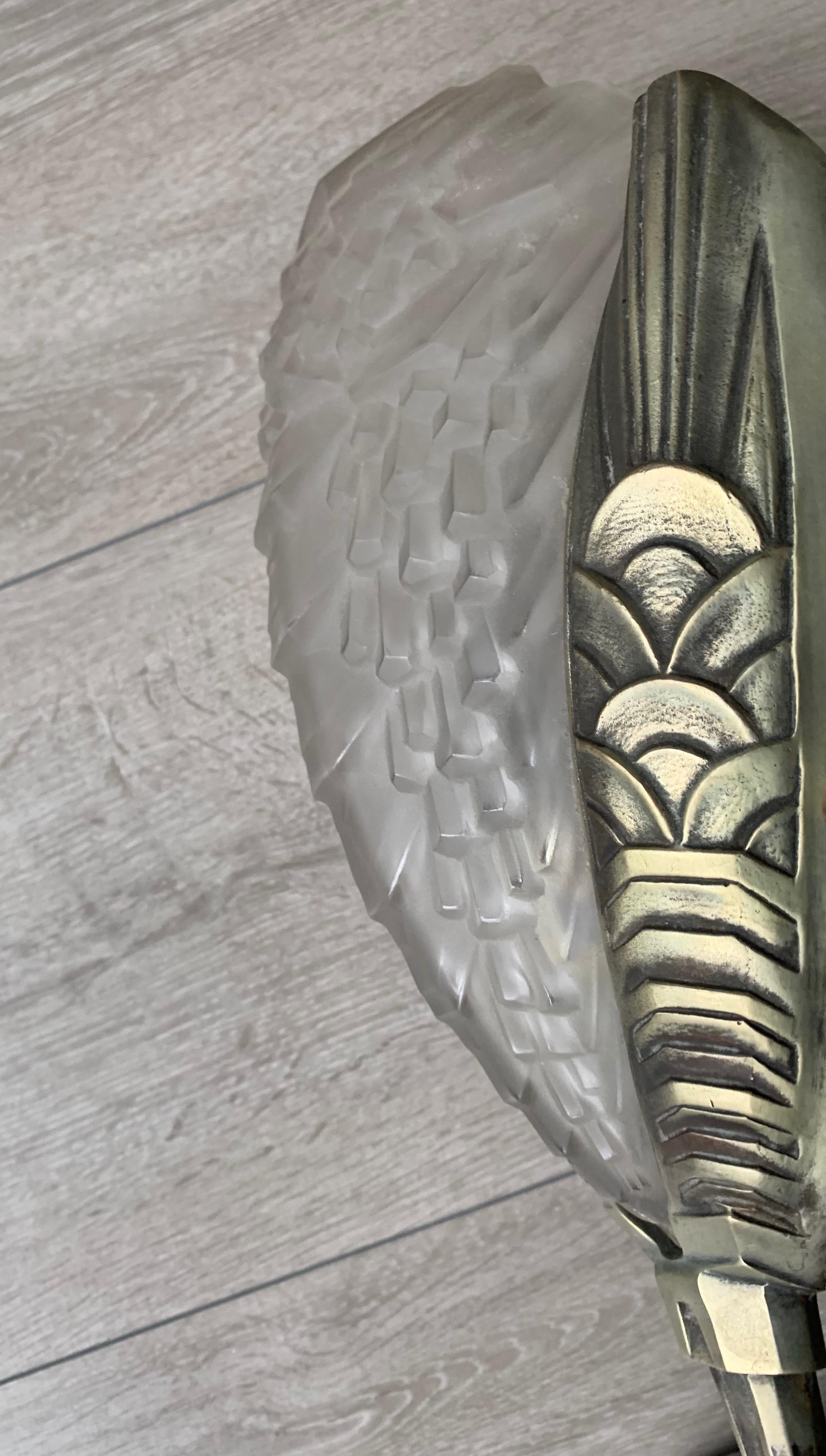 Großes und stilvolles Paar Art-Déco-Wandleuchter aus Bronze und Glas im Angebot 5